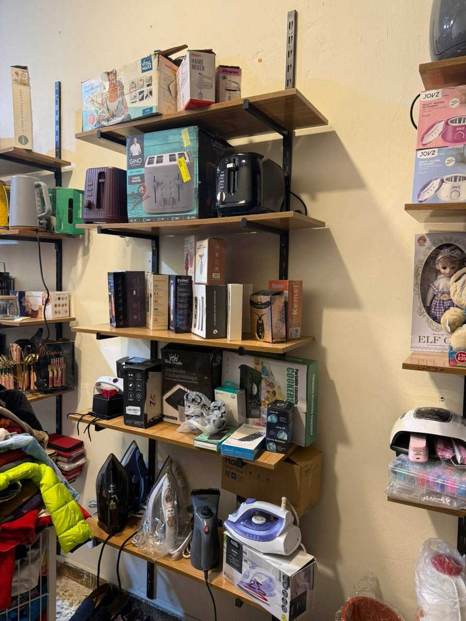 متوفر رفوف خشب عدد 20 قياس 80 سم مع كامل محلقاتها نظافه 95 % استخدام قليل ب 150 الف قفل مكاني بغداد حي  .*********** واتساب .
