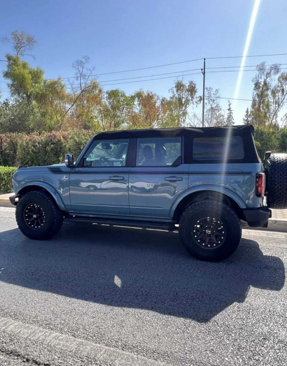 بسم الله الرحمن الرحيم
للبيع او المراوس فورد برونكو موديل 2023 لون مميز
ماشية 12 الف
المحرك: 6 سلندر تيربو
اللون: بلو جاينيز 
السقف: متحرك (قابل للفتح)
الداخلية: مخمل حبري ورصاصي  
الشاشة: شاشة لمس كبيرة
نظام الدفع: دفع رباعي
سنوية وهزه جديد 
بصمة
شاشه  gps   فوق الدشبول   
تشغيل عن بعد
كاملة المواصفات
وضعيات القيادة:
‏ Eco (اقتصادي)
‏ Normal (عادي)
‏ Mud/Ruts (الوحل والتضاريس)
‏ Sport (رياضي)
‏ Slippery (زلق)
‏ Sand (رمال)
ويل xd  امريكي مو صيني 
اطارات  بيف كودرج امريكي 
الحالة حادث بجاملغ وبنيد  – باقي السيارة نظيفة وجاهزة
مكان السيارة بغداد
السيارة كامله من كلشي وسعرها مناسب كذلك 
للاستفسار  *********** واتساب
