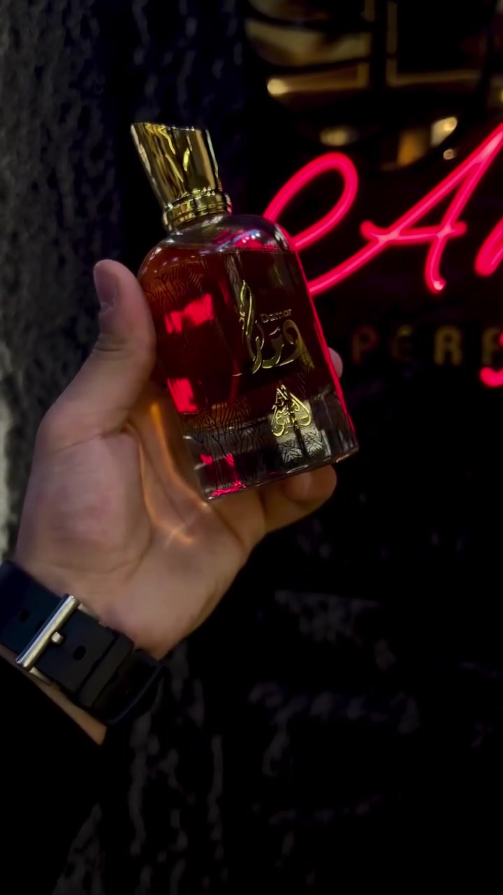 ✨ عطر الجسمي دمار (Damar) هو عطر شرقي-خشبي فاخر للجنسين بتركيبة مركزة من نوع أو دي بارفيوم  ، ويتميّز بطابع دافئ وحلو مع لمسات قهوة وفانيليا وخشب، ما يجعله مناسبًا للمساء والمناسبات والأجواء المعتدلة والباردة.
تجربة عطرية تأخذك إلى عالم من الفخامة والجاذبية منذ الرشة الأولى.افتتاحية ساحرة تمتزج فيها القهوة الغنية مع اللوز والبرغموت والليمون لتمنحك إحساساً بالحيوية والتميز، ثم يكشف قلب العطر عن تناغم راقٍ من الياسمين السامباك وزهر البرتقال والسوسن والورد البلغاري ليضيف لمسة أنيقة وناعمة تخطف الانتباه.

أما القاعدة العطرية فهي الحكاية الأجمل… مزيج دافئ وآسر من الفانيليا والكاكاو وخشب الصندل والتونكا والمسك والعنبر مع لمسات القرفة والباتشولي، ليمنحك ثباتاً يدوم وفوحاناً يترك أثراً لا يُنسى.

دمار ليس مجرد عطر… بل حضور فاخر، وشخصية تُحكى بالرائحة، وأناقة تسبق كلماتك أينما ذهبت. ✨🖤
#الاصلي المنشأ خليجي الامارات

✨ عطر الجسمي دمار (Damar) هو عطر شرقي-خشبي فاخر للجنسين بتركيبة مركزة من نوع أو دي بارفيوم  ، ويتميّز بطابع دافئ وحلو مع لمسات قهوة وفانيليا وخشب، ما يجعله مناسبًا للمساء والمناسبات والأجواء المعتدلة والباردة.


**إذا كنت صاحب هذا الإعلان وتريد حذفه لأي سبب، رجاءا أرسل رسالة إلى الدعم الفني**
