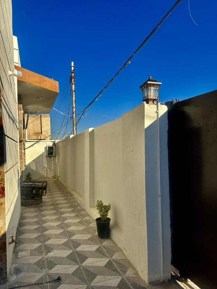 السلام عليكم يتوفر بيت مساحه 240 بيت ومشتمل البيت الاو ل يتكون من مطبخ صاله واستقبال غرف نوم عدد 2 وحده جوه وثاينه فوك وحمام وحده ومنور وصحيات عدد ثنين داخلي وخارجي ول مشتمل يتكون غرفه نوم مطبخ استقبال وحمام وصحيات داخلي وخارجي يعني  يفيد ل عائله جبيره يتكون من بيت ومشتمل نفس ما كلت سابقا طابو صرف باسمي تحويل مباشر 
موقع ل بيت قرب شارع ل كرينات شارع ٦٠ ل عام ومدخل ثاني له من شارع مكاتب رئيسي 
البيت موقعه ركن شارع مالته عرضه ١٥ متر ومصور كذالك 
بناء حديث وكآمل عل اخير توفر يمه كامل خدمات من كل شي 
للاستفسار 
***********
