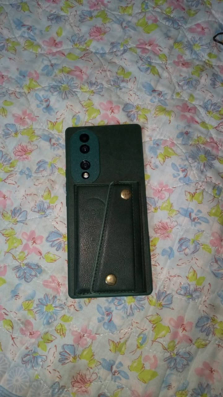 هونر 70(5g)
الشاشة: 6.67 بوصة، OLED منحنية، FHD+ (1080×2400)، معدل تحديث 120 هرتز.
المعالج: Qualcomm Snapdragon 778G Plus 5G (6 نانومتر).
الكاميرا الخلفية: ثلاثية: الرئيسية 54 ميجابكسل (IMX800) + واسعة وماكرو 50 ميجابكسل + عمق 2 ميجابكسل.
الكاميرا الأمامية: 32 ميجابكسل.
البطارية والشحن: 4800 مللي أمبير، تدعم الشحن فائق السرعة 66 واط.
الذاكرة والتخزين: مساحة تخزين 128مع8 داخليه
ببجي 60فريم 
 سعر جهاز 150وبي مجال جهاز مبدل ضهر فقط شرط مالت تفصيخ اصلي


**إذا كنت صاحب هذا الإعلان وتريد حذفه لأي سبب، رجاءا أرسل رسالة إلى الدعم الفني**