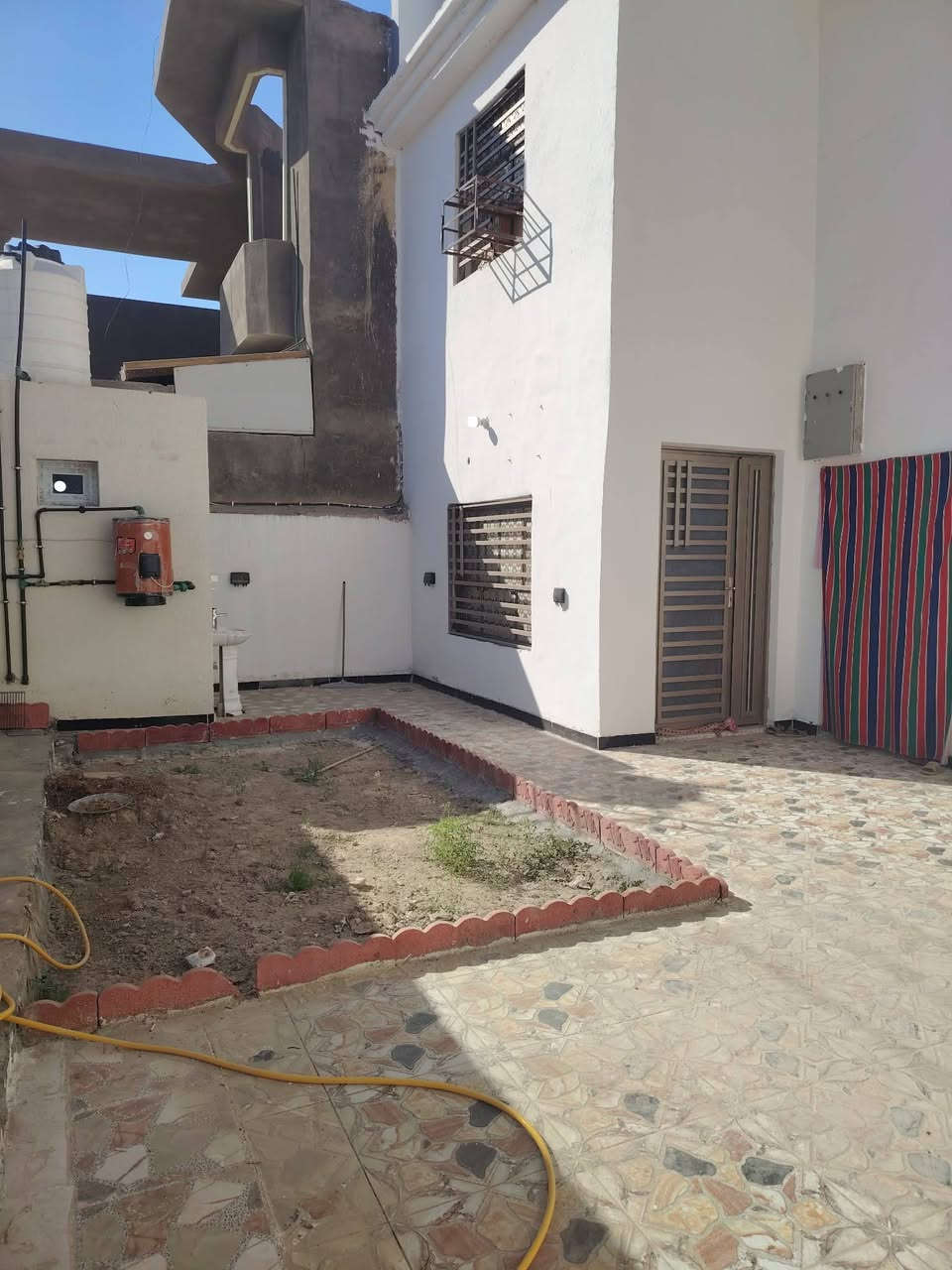 السلام عليكم 
بيت طابو صرف للبيع مساحة ٢٥٠م بصف الركن بالحكم قرب مدرسة 🏫 كندي من جهة ل٣٦
ط١ غرفتين وصالة ومطبخ وبراني وصحيات داخليه وخارجيه 
ط٢ غرفة كبيرة وصالة كبيرة وصحيات 
سنه البناء ٢٠١٤ ترميم قبل كم شهر بالكامل 
السعر  ١٨٠ مليون 
***********
