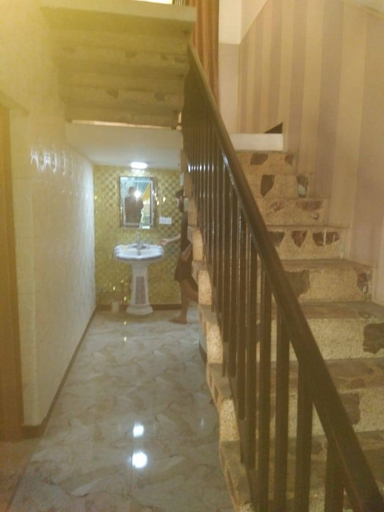 🏡 🔹 بيت للبيع – ملك صرف – حي الشباب 🔹

📍 قرب سوق أميمة
📏 المساحة: 200 م²
📐 الواجهة: 10 م × النزال: 20 م

يتكون من طابقين، كراج سيارة، حديقة، 4 غرف نوم، صالة، مطبخ، حمام، تواليت، وسطحين واسعين.

✨ المميزات:
✅ موقع ممتاز وقريب من الخدمات والأسواق
✅ قريب من الشارع العام والشارع التجاري

📞 لمعرفة السعر والاستفسار يرجى الاتصال على الرقم أدناه :
***********
.
