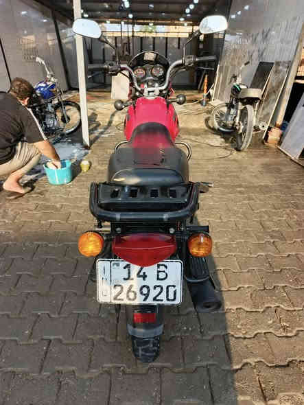 السلام عليكم . دراجه بوكسر جبلي رقم انكليزي وسنويه  سعر . مليونين وسبعمية وخمسين وبيهة مجال  دراجه ما مفتوحة بلاد . العنوان البصره . شط العرب التنومة . قرب فلكة ابو مهدي المهندس ركن شارع بيت زعير  *********** شريحة + واتساب 24 ساعه متواجد 
الدراجه مال بيت ما متعوبه ماشيه 27
