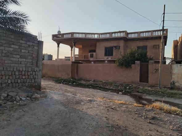 الدار للبيع 

بيجي حي الرساله قرب شارع المقبره يبعد عن الشارع العام 50 متر:ملاحظه البيت قسام شرعي المعامله كامله للستفسار ***********... مساحه البيت 388 متر
خمس غرف نوم هول وستقبال. وماي خطين وبير بي ومخزن خارجي وكامل حتا خط مولد بي. سعر 80 بي مجال
