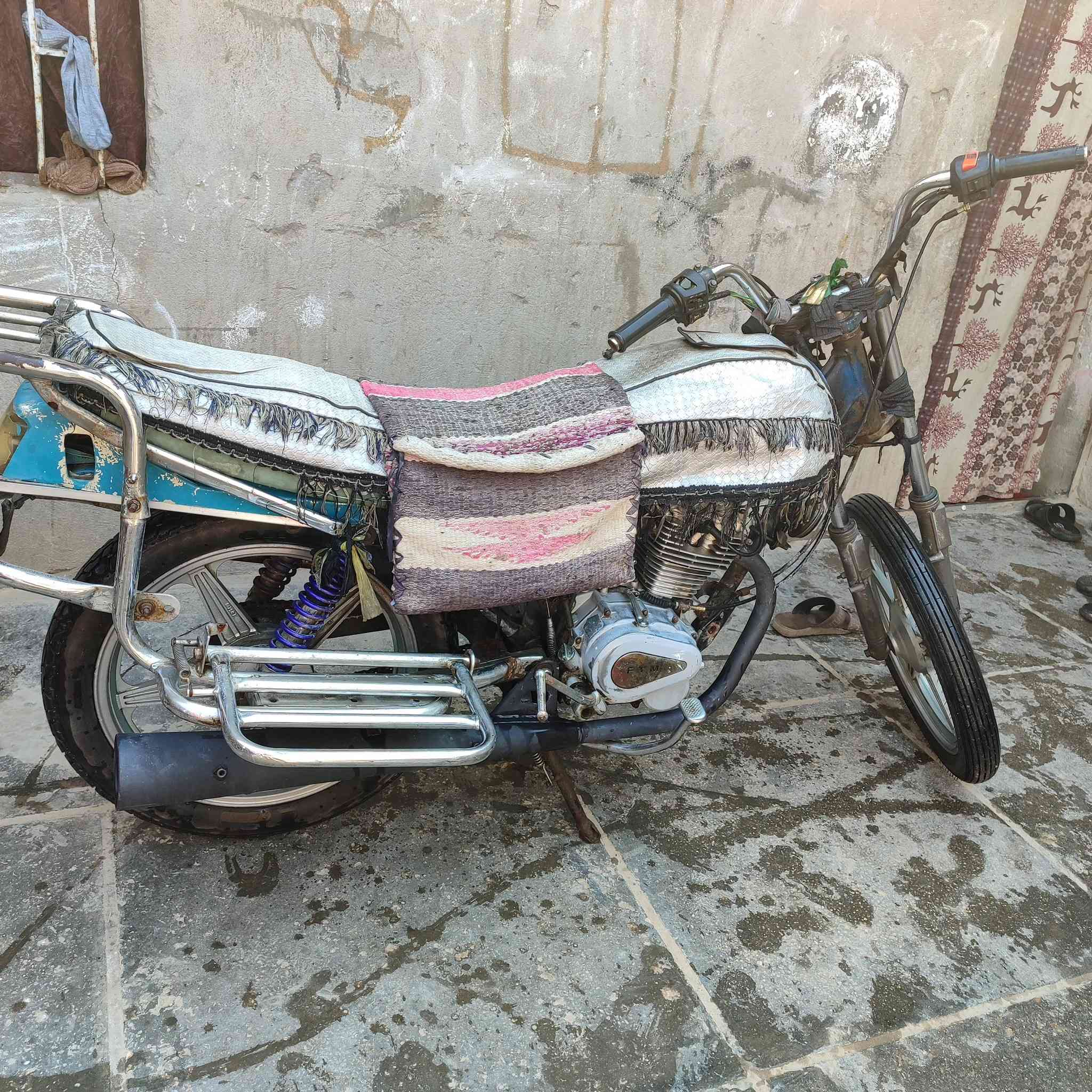 السعر 120قفل فيوم اوراق اصولي مكينة شغاله ما بي شي شاصي مكفول. (كهربائيات ما بيهه) (ويل خلفي كايم بولبرن)رحت للمصلح تبديل ويل  (ما تمشي يكض الويل) السعر 120وبيه مجال حك الجية فقط الشراي يراسل خاص او يتصل ***********
