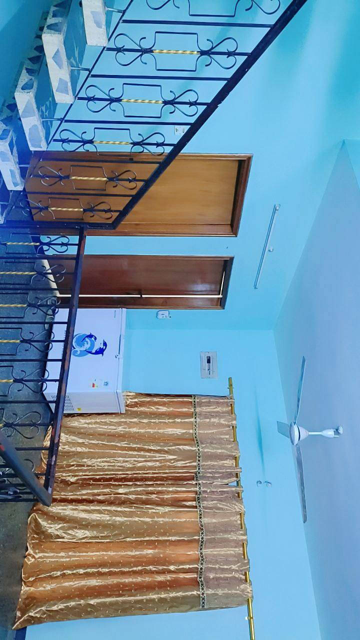 بيت للبيع في الشعب_ شارع الصحة المساحة 150 الواجهة7ونص النزال 20 يحتوي على طابقين الطابق الأول استقبال و غرفة نوم ومساحة درج ومطخ حار وبارد + حمام و تواليت داخلي و خارجي الطابق الثاني يحتوي على ثلاث غرف و حمام الطابق الثالث سطح ومخزن للاستفسار الاتصال على الرقم ***********
