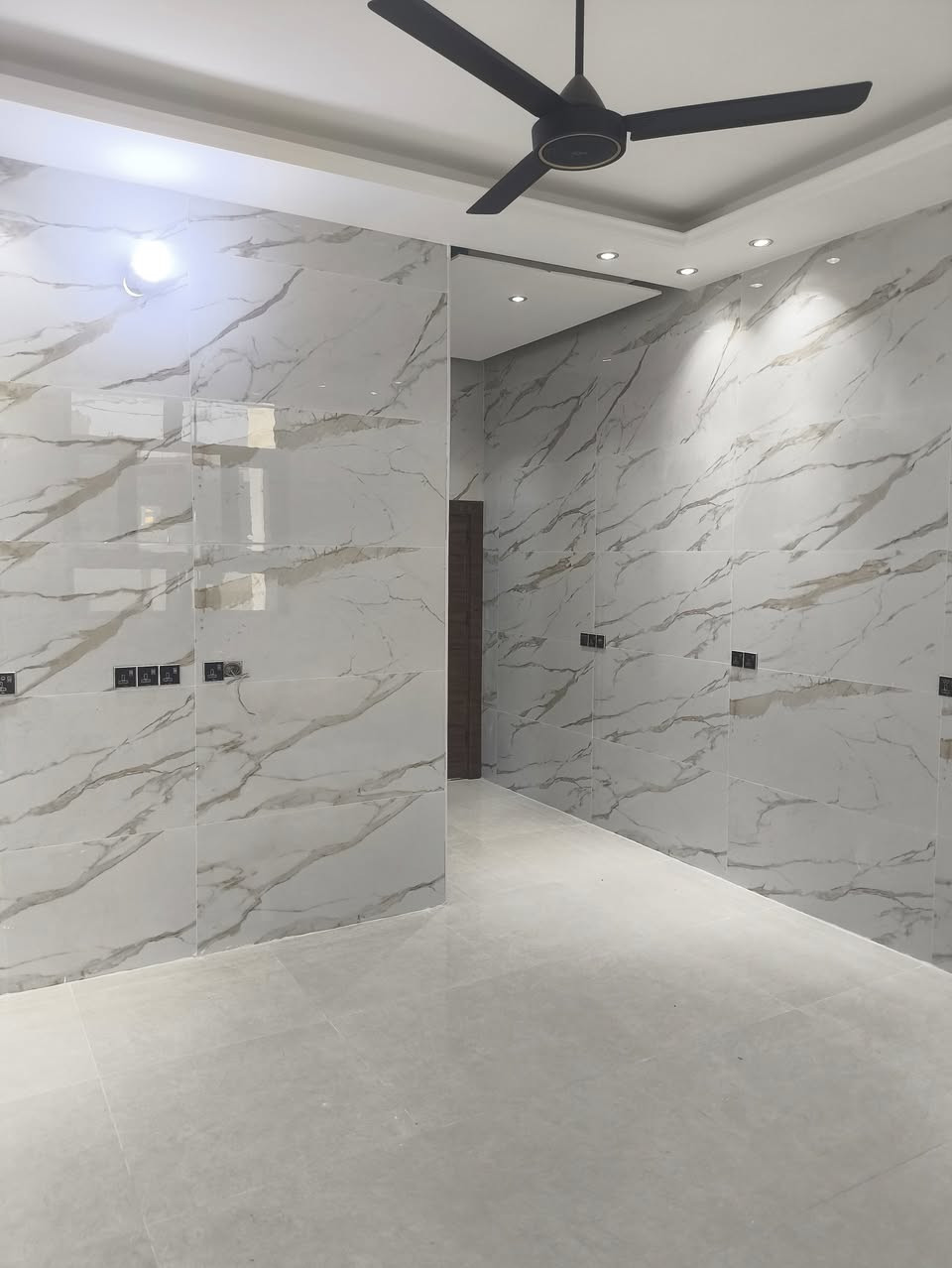 🏡 دار سكن للبيع – فرصة مميزة للسكن والاستثمار

📍 العنوان: حي الجامعة – مجمع حيدر الحاج هندي – البلوك الأول

📐 المساحة: 225 متر مربع

✨ مواصفات الدار:
▪️ بناء حديث ومشيد وفق مواصفات عصرية
▪️ غير مسكون (جديد بالكامل)
▪️ طابق واحد
▪️ غرفتا نوم واسعتان
▪️ صالة عائلية مريحة
▪️ استقبال أنيق وواسع
▪️ مطبخ حار وبارد بتصميم عملي
▪️ مجمعان صحيان

🌟 دار تتميز بموقع هادئ ومناسب للعوائل، مع توزيع داخلي مريح ومساحة تمنحك حرية التأثيث والتطوير مستقبلاً.
المراجعة 
     ♦️♦️♦️مجموعة باسم الشمري♦️♦️♦️
      ♦️♦️للاستثمار والتطوير العقاري♦️♦️
الفرع الاول/بغداد،القادسية،قرب مجمع الوزراء
الفرع الثاني/الديوانية،الجزائر ،الشارع الخدمي،مقابل تقاطع أم الخيل
للأستفسار الاتصال على📲
قسم المبيعات 📠
***********📱
***********📱 
📲 حمّل تطبيق باسم الشمّري العقاري الآن من Google Play:
👉 [https://play.google.com/store/apps/details?id=com.basemShamry.app](https://play.google.com/store/apps/details?id=com.basemShamry.app)
🍏 قريبًا على App Store
