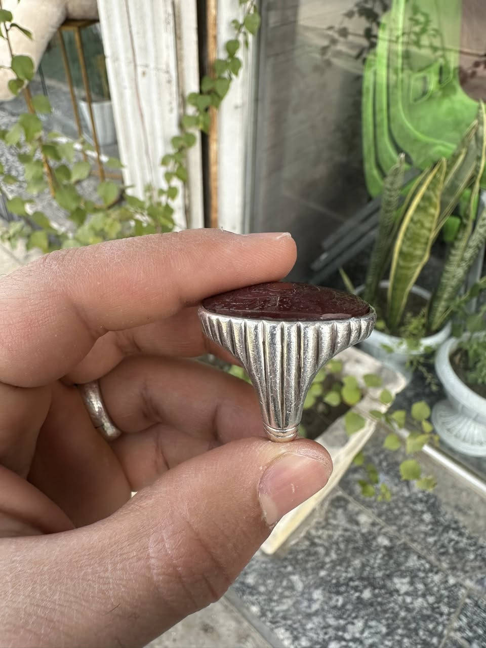 سلام عليكم عقيق يماني مترش3وزن الخاتم 30 غرام سانتيم صياغه البحرين مخطوط سوره الانشراح صياغه يدويه ثقيله جدا ً السعر وباقي التفاصيل خاص بغداد الشعله 
***********
