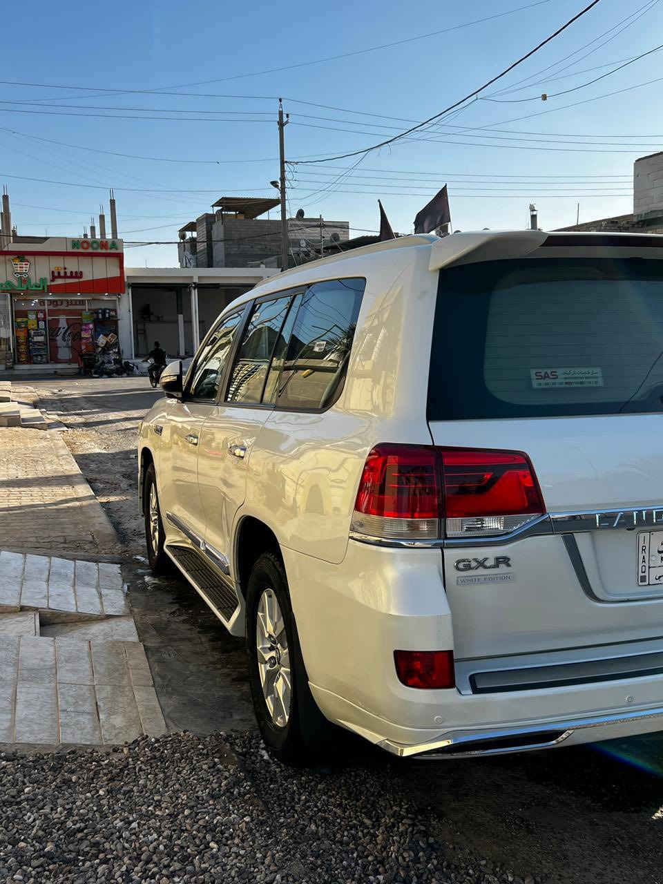 لاندكروز وايت ادشن 2018 8 سلندر مكينه 4600 كفاله ما عدا بارد قليل بصندوك ومكان البارد مصبوغ وسياره كلش جديده ما متعوبه سياره مالت واحد جناي.   مكان سياره بصره.***********
