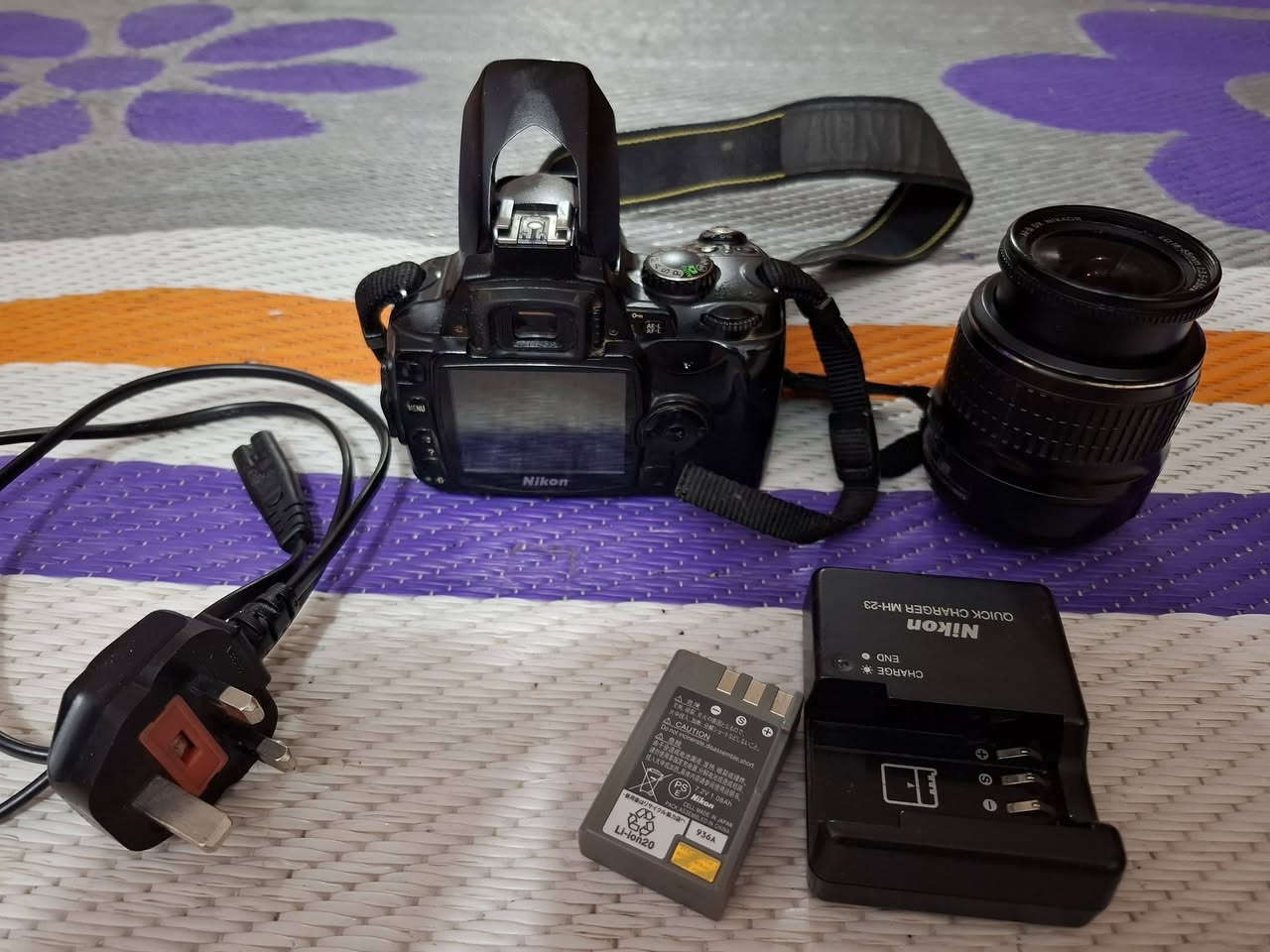 كامرة Nikon D40 ويه ملحقاته شاحنة أصلية عدسه 18_55 اطيك بيه ضمان ما مفتوح بيه برغي شرط شغل والفحص سعرة[ 225]يوجد توصيل اتصال( ***********)
