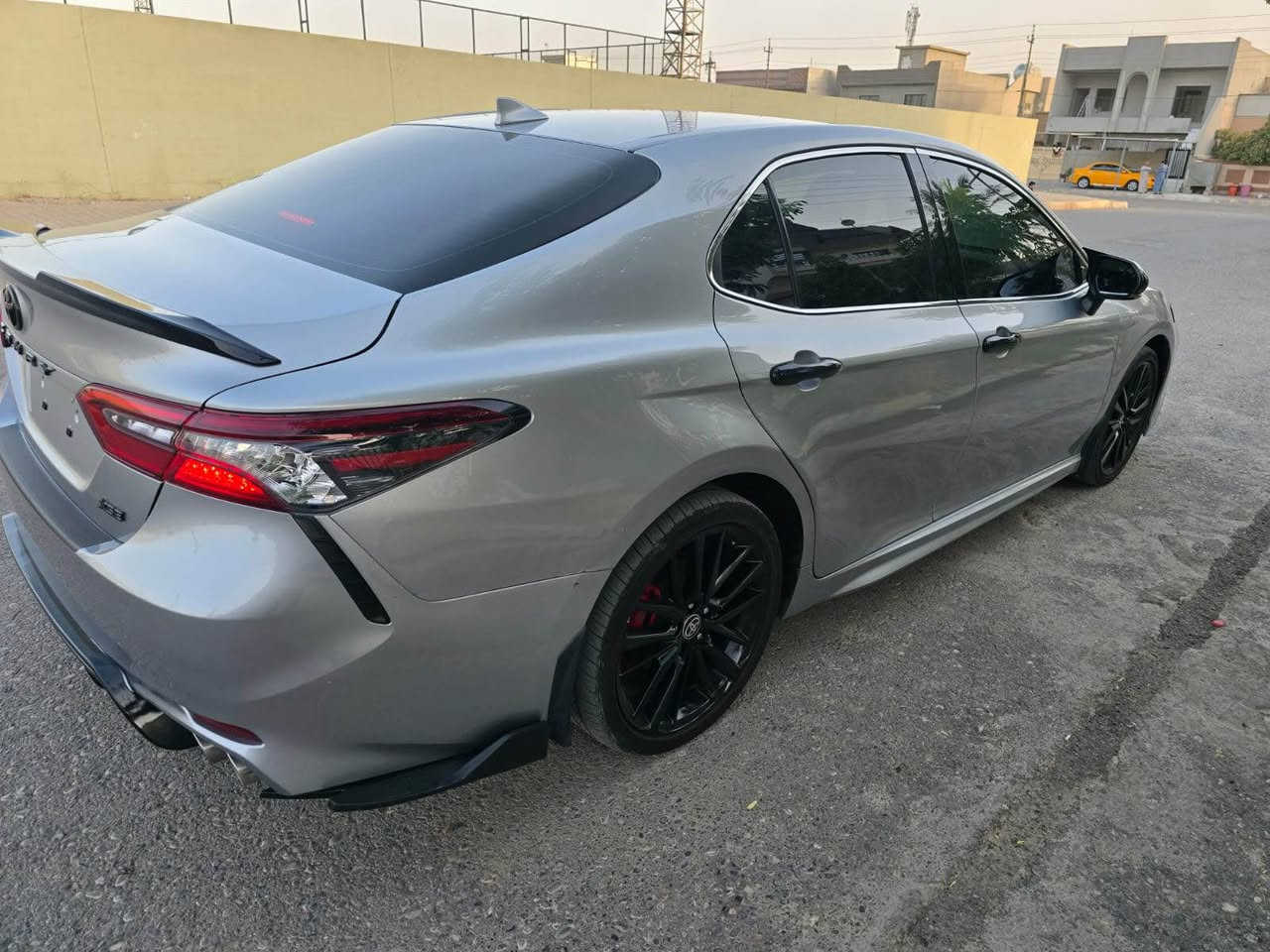 كامري 2024 ماشيه 36 الف رقم سليمانية سنوية بسمي فول فول 1/1 ماعدا بانوراما باقي موصفات فول XSE جميع إرباكات سليمة دواخل شواصي سليمة سيارة فقط جاملغ صبغ امامي وحافة بونيد لاغيره مكان سيارة كركوك حي عسكري سعره 233 بيه مجال 
*********** كركوك, العراق
