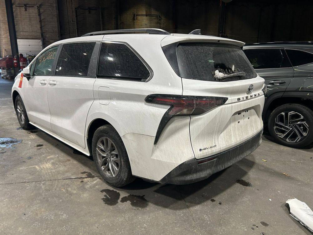 للبيع تيوتا سينا موديل 25 ماشيه 7000 موصفات  le سياره ضررها جاملغ بدون دواخل مصلح جاهز تدخل كتاب شهداء او تفتر ع اربيل سعرها مطروحه بالحره مصلح جاهز 265 السياره موجوده بالحره بشركة اسى  ***********
