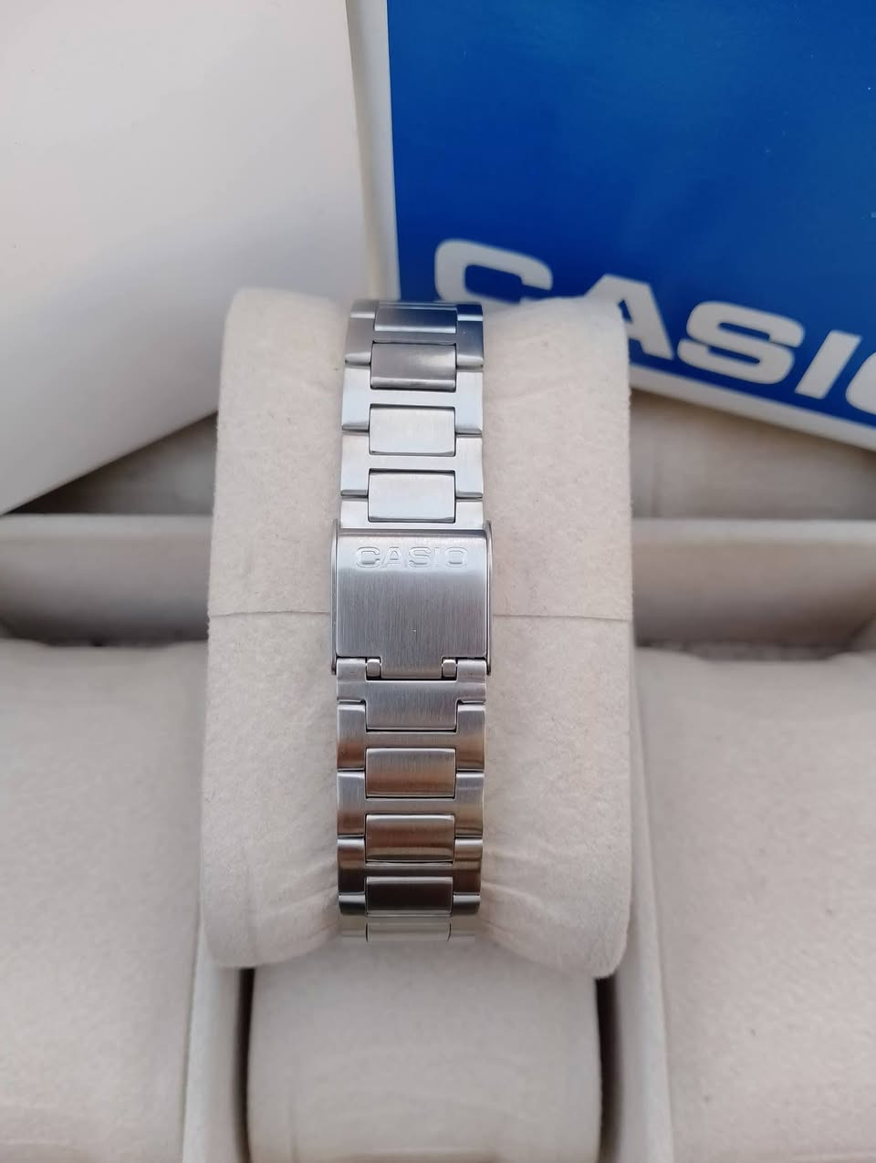 بسم الله الرحمن الرحيم 
تحيه طيبه للجميع ♥️ 
للبيع ساعه كاسيو 
وكاله اصلي غير مستخدم 
سير سل ستيل اصلي
مقاوم للماء 
مضيئه ليلاً 
كامل مرفقات 
السعر 40 الف 💵💵 
العنوان بغداد الدورة 
يوجد توصيل إلى جميع محافظات العراق وبغداد أيضاً
للحجز والاستفسار المراسله على الخاص او على الرقم 
ه‍ *********** ☎️ متوفر واتساب
