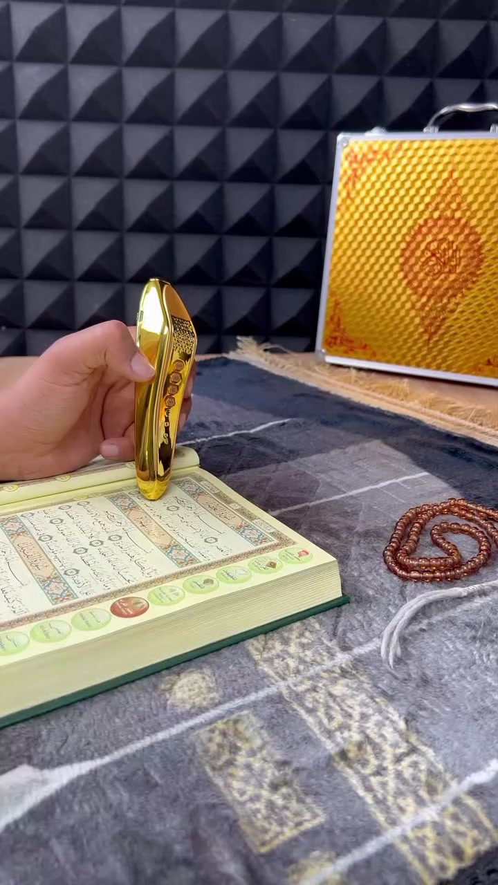 بوكس ألمنيوم فاخر – المصحف الشريف مع قلم القرآن الناطق متعدد اللغات 📖📿🪄

الاستخدامات

قراءة القرآن الكريم مع تلاوة صوتية واضحة عبر القلم الناطق.

تعلم التجويد وتصحيح التلاوة للأطفال والكبار.

الاستماع إلى الترجمة بعدة لغات.

تسجيل الصوت ومقارنة القراءة لتحسين الأداء.

الاستفادة من الأدعية، الأناشيد، وكتب إضافية مرفقة.

هدية إسلامية فاخرة للمناسبات الدينية.

المميزات

قلم ناطق ذهبي بتصميم أنيق وفاخر.

يدعم تلاوات متعددة لقرّاء مختلفين.

يدعم عدة لغات للترجمة.

خاصية تسجيل الصوت وإعادة التشغيل للمقارنة.

مكبر صوت مدمج + مدخل سماعات 3.5 ملم.

منفذ USB للشحن ونقل البيانات.

أزرار تحكم بالصوت والسرعة (رفعخفض الصوت – تسريعإبطاء).

بطارية داخلية قابلة للشحن.

يعمل بتقنية الاستشعار عبر تمرير القلم على الآية.

سماعة أذن مرفقة للاستماع الفردي.

بوكس ألمنيوم قوي للحفظ والحماية.

محتويات الصندوق 💼

المصحف الشريف (نسخة ورقية فاخرة).📖

قلم القرآن الناطق.

سماعة أذن.

شاحن كهربائي برأس ثلاثي.

كيبل USB للشحن.

مجموعة كتب إضافية (مثل: صحيح البخاري، حصن المسلم، الحج والعمرة، قاموس ناطق، أناشيد تعليمية وغيرها حسب الإصدار).


**إذا كنت صاحب هذا الإعلان وتريد حذفه لأي سبب، رجاءا أرسل رسالة إلى الدعم الفني**