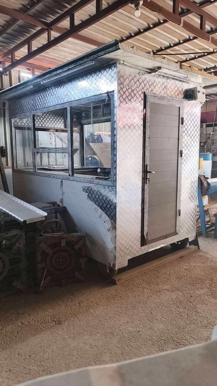 كرفان للبيع  شغل درجه أولى(متحرك) 
جيب اغراضك وفتح كهربائيات 
جام ابو ١٠ ملم  درجة أولى مثأث وكامل 
وي قايله مال فلافل 
طول ٣متار عرض ١٧٠ ... 

*********** .

