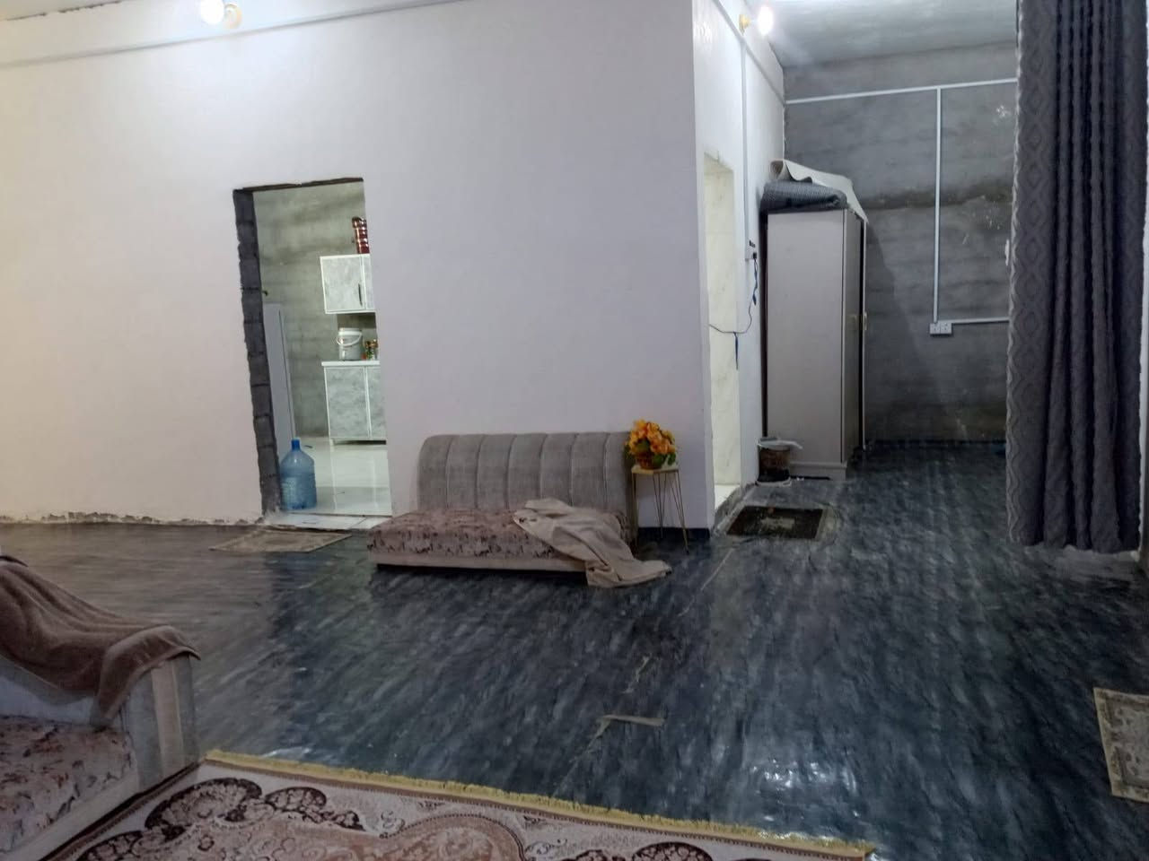 بيت للبيع مساحه 300 قرفتين ومطبخ وديوان صاله حمام داخلي وخارجي سقف سندويج ماء اساله متوفر وكهرباء قويه  العنوان الزبير المكصب قرب سنتر روان  اتصل على الرقم *********** السعر 48 وبيه مجال
