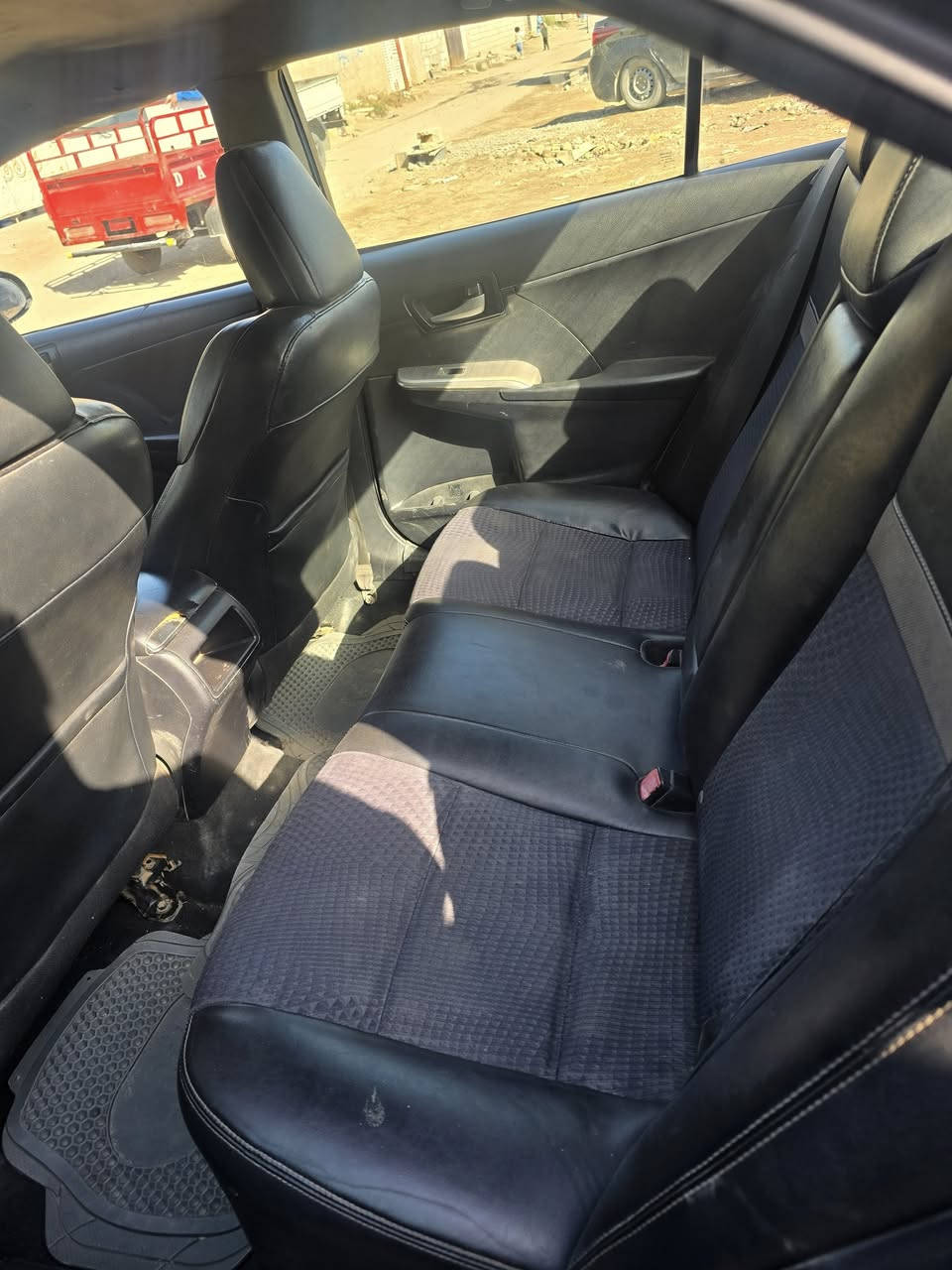 السلام عليكم
كامري 2013 se 
محرك 2500
كير اوتو
جام اوتو
كشن كهرباء
تحكم استيرن
سياره مصبوغة عام بيها ملاحظات يرادلها صبغ 
الكير بي نتعه اخذتها لبو الكير يكول السبب كهربائي من السلكتر حسب قولة.
محرك جديد.
السيارة بأسمنا.
مكاني بغداد سلمان باك  الجعارة 
السعر 75$ وبيها مجل.
***********
