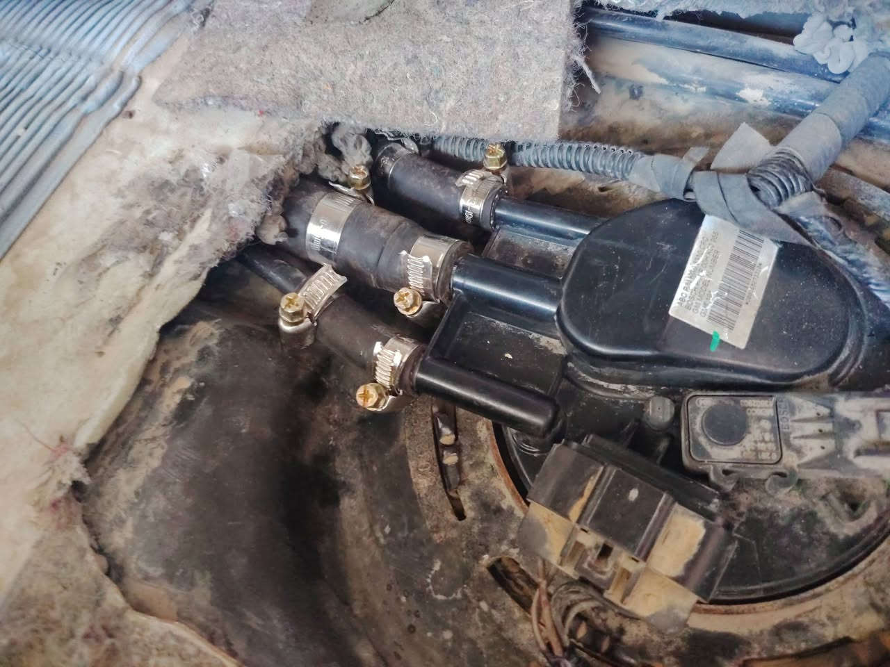🔥🚗 إدامة منظومة البنزين بالكامل 🚗🔥

⚙️ تشمل أعمال الصيانة:

🔹 تشغيل ومعايرة كيج البنزين لضمان قراءة دقيقة لمستوى الوقود.

🔹 استبدال طوافات البنزين الجديدة (صناعة تايوان 🇹🇼) لضمان عمل المؤشر والمنظومة بكفاءة عالية.

🔹 تبديل فلتر البنزين لإزالة الشوائب وتحسين تدفق الوقود إلى المحرك.

🔹 استبدال فيت بم البنزين بقطعة ذات جودة عالية لضمان ثبات ضغط الوقود.

🔹 غسل وتنظيف علبة الفيت بم بالكامل وإزالة الرواسب والأوساخ المتراكمة داخلها.

🔹 استبدال صوندات دفع البنزين لضمان وصول الوقود بالشكل الصحيح ومنع ضعف العزم أو التقطيع.

🔹 فحص شامل لضغط منظومة الوقود والتأكد من سلامة جميع الخطوط والوصلات وعدم وجود أي تهريب.

🔹 تصفير الأعطال الخاصة بمنظومة الوقود والتأكد من كفاءة عمل السيارة بعد الصيانة.

💯 نستخدم قطع غيار ذات جودة عالية مع تنفيذ جميع الأعمال بدقة واحترافية لضمان أفضل أداء للمحرك واستهلاك وقود مثالي.

📍 ورشة أنور سوزوكي
كربلاء – الحي الصناعي – البلوك الثاني – شارع السايدين (سايد الدخول)

📞 ***********
📞 ***********

🚚 يتوفر خدمة توصيل لجميع المحافظات للقطع والحجوزات والاستفسار.
