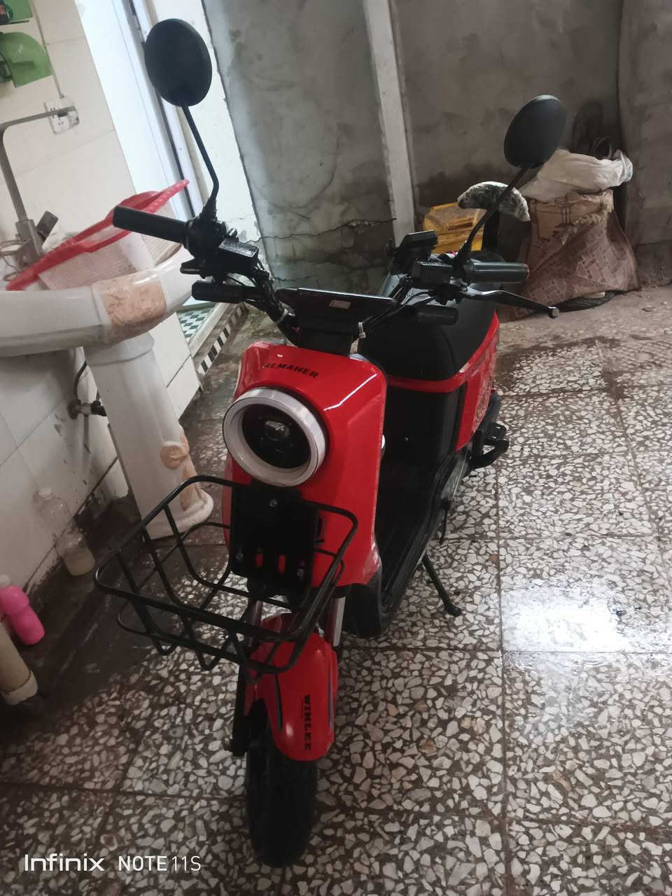 سعره 300الف قفل r9 رقم 077 410 0396 6
ال سلبيات باتري تعبان 
وتاير وره كل 5 ايام ينزل 
لو دكلي 299الف ما ابيعه
