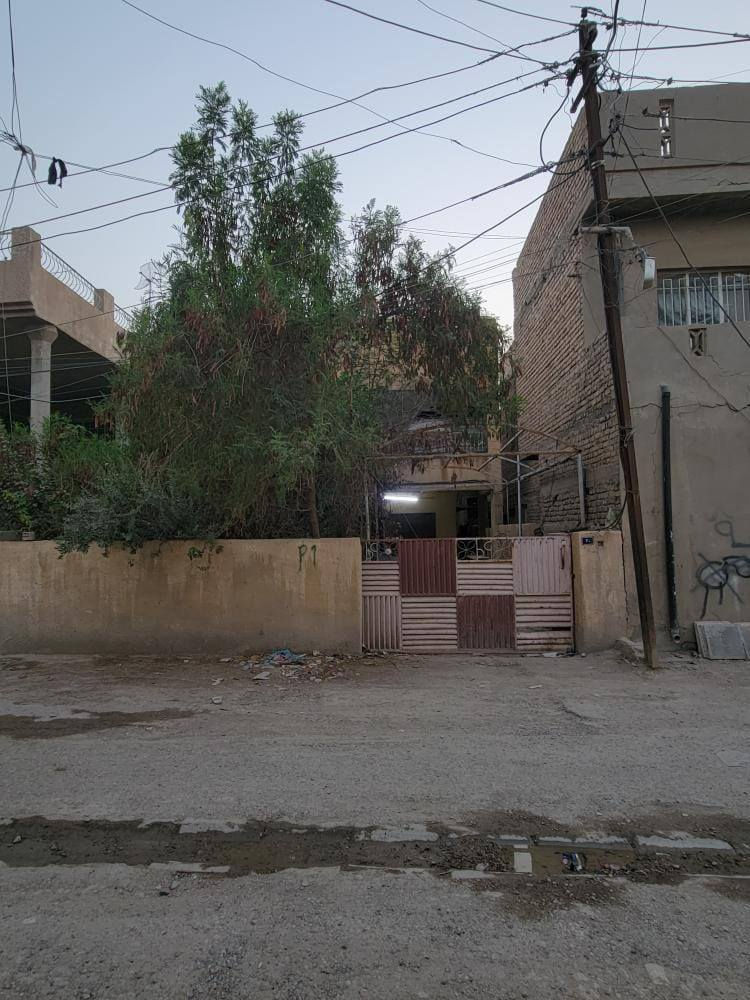 السلام عليكم عندي بيت قديم يعتبر كاع لان كلش قديم 240 متر واجهه 10متر يطل على شارعين كل جه 10متر والنزال 24 واكدر ابيع نص القطعه يعني انطي واجه 10متر   100 متر او 140 متر العنوان بغداد الاعظميه سبع ابكار الاستفسار اتصل *********** اكو واتساب
