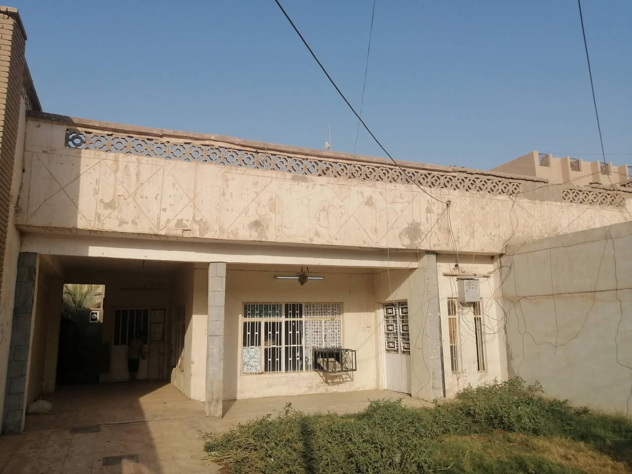 للأيجار... 
 بيت مساحة ٥٠٠ م طابقين في الحي العصري شارع الضريبة قرب الشارع التجاري لبيت صنعة واجهة ١٥ م يتكون من ٤ غرف نوم كبيرة و٣ مجموعات صحية واستقبال وهول ومطبخ وسطح وكراج سيارات كبير وحديقة كبيرة ومخزن...يصلح مذخر او مخزن او شركة او سكن عوائل كبيرة... 
للمعلومات الاتصال على الرقم او الواتس اب ***********
