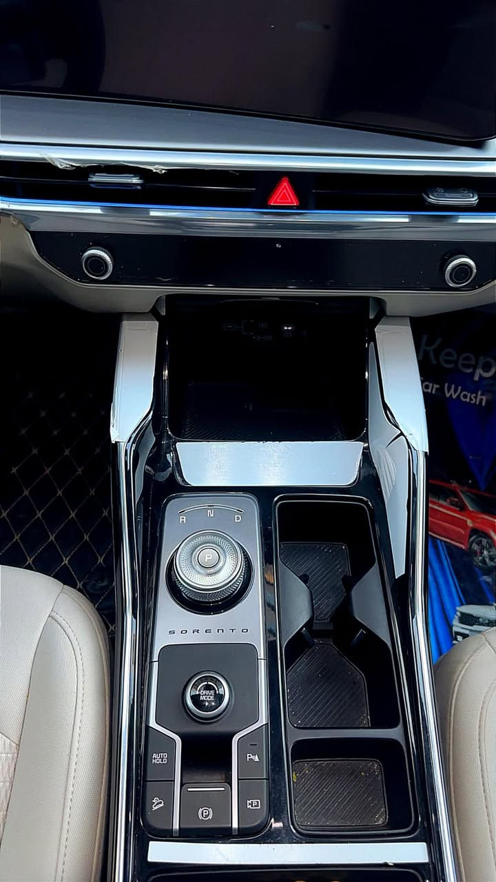 سورنتو خليجي 2024 فول  بانوراما .
السلام عليكم ..
🌟🌟🌟
سورنتو خليجي 24 .. فول مواصفات  بانوراما.. سته سلندر محرك 3500 .. السيارة جديدة  .. بمعنى الكلمة .. مكفولة كفالة عامة من كل شيء .. العداد  27 ألف كم .. رقم بغداد .. 🌟🌟🌟
المواصفات ..
بصمة .. تشغيل عن بعد .. تقفيل الجام عن بعد بالبصمة .. كامرتين .. ويل 20 .. داتا شو .. فول تحكم ستيرن .. كير ماوس .. شفتات كير بالستيرن .. شاشة متصلة كار بلي .. كشنات كهربائية .. جنطة كهربائية .. إلى أخر المواصفات المعروفة اوتو هولد ..شاحن وايرلس.... جميع المواصفات موضحة بالصور وبالتفصيل . 

عنوان السيارة مجمع مارينا 
***********
