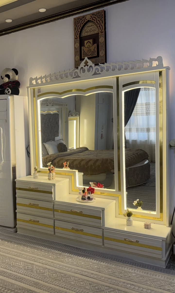 إذا تدور على غرفة نظيفة، راقية، وتصميمها ملكي يلفت النظر من أول ما تدخل ✨
هاي الغرفة اختيارك الصح 👌

لون أبيض ذهبي فخم 🤍💛
إنارة LED بالمرايات تعطي جو راقي بالليل
نظيفة جدًا واستخدام خفيف

الغرفة اللي يشوفها عالطبيعة يعرف قيمتها
وما تتكرر بهالسعر 🔥

السعر
للجادين 2,500,000 فقط

الموقع: الحلة

اللي ناوي يشتري فعلاً يدز خاص، لأن هيج غرفة ما تبقى هواي 👌


**إذا كنت صاحب هذا الإعلان وتريد حذفه لأي سبب، رجاءا أرسل رسالة إلى الدعم الفني**