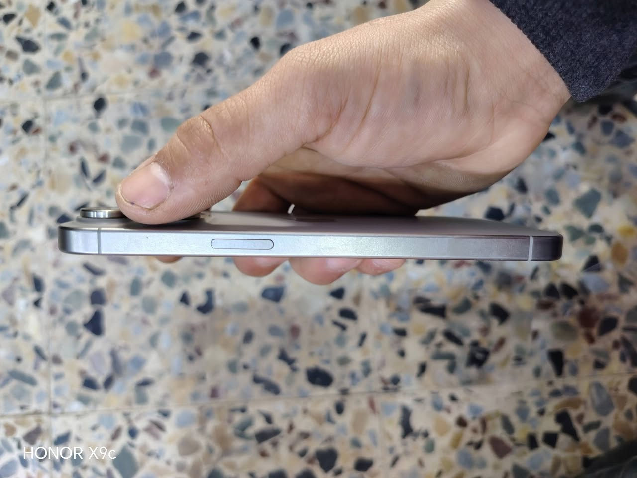 ايفون 15
بطاريه 85
كارتونه وياه.  ***********
