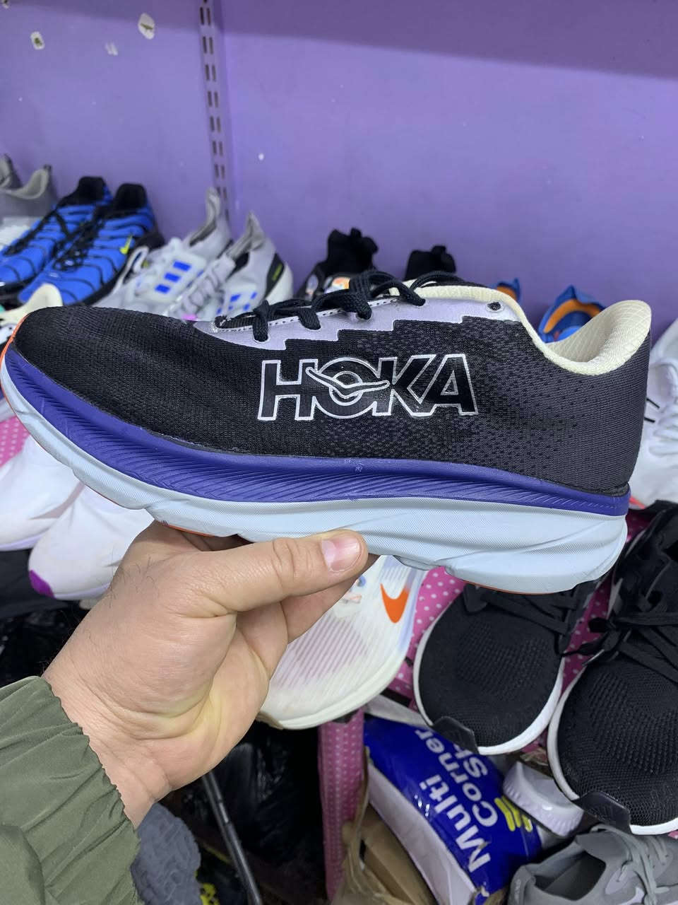 حذاء رياضي باله اصلي منشأ فيتنام النضافه 100/100 قياس 43السعر 25 الف يوجد توصيل جميع المحافظات ***********
