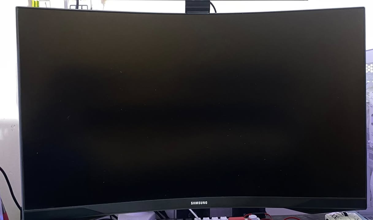 27" Samsung Odyssey G5
السلام عليكم ورحمة الله وبركاته،

للبيع. كامل ملحقاتها موجودة و الكارتونة موجودة شاشة القيمنق الاحترافية الغنية عن التعريف Samsung Odyssey G5 بحجم 27 بوصة، الشاشة تعتبر من أفضل الخيارات اللي تنطيك أداء أسطوري وتجربة لعب غامرة بفضل انحنائها المميز ومواصفاتها العالية.

 المواصفات الأساسية للشاشة:

• الدقة الفائقة: 2K WQHD (2560x1440) تنطيك تفاصيل ووضوح أقوى بـ 1.7 مرة من الـ FHD العادي.

• معدل التحديث (Refresh Rate): تردد 144Hz حقيقي، يعني سلاسة تامة بالألعاب السريعة والمنظور الأول بدون أي تقطيع.

• زمن الاستجابة: فائق السرعة 1ms (MPRT) لاستجابة فورية وحركة خالية من الضبابية.

• درجة الانحناء: 1000R وهو الانحناء المثالي والمريح للعين البشرية، يخليك تعيش جو اللعبة وتشوف كل الزوايا بوضوح.

• نوع البانل: VA Panel بألوان خرافية وتباين ممتاز جداً يوصل إلى 2,500:1 لتبين عندك أدق تفاصيل الظلال والأماكن المظلمة.

• الميزات الإضافية:

• تدعم تقنية AMD FreeSync Premium لمنع تمزق الشاشة (Screen Tearing).

• تدعم الـ HDR10 لألوان أكثر حيوية وواقعية.

• تحتوي على ميزة Eye Saver Mode و Flicker Free لحماية العين من الإجهاد أثناء اللعب لساعات طويلة.

الشاشة ممتازة جداً ومثالية لأصحاب البي سي (PC) والجيل الجديد من الكونسول، وتنطيك توازن رهيب بين دقة الصورة العالية والأداء السريع

السعر 235الف

واتساب ***********

بغداد الامين الثانية
