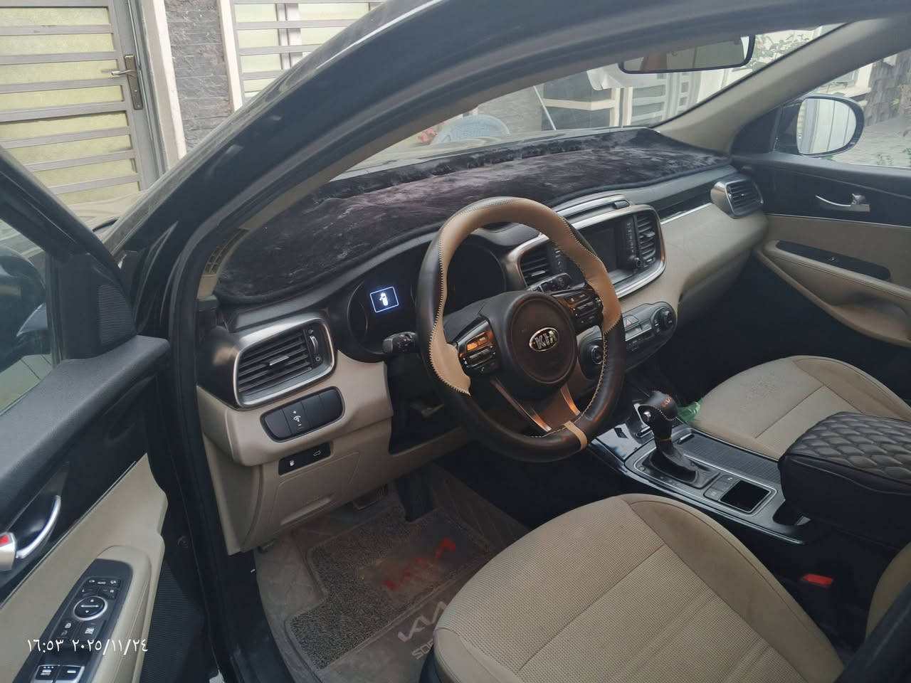 سلام عليكم سورنتو 2016 خليجي كويتي مكفوله من الصبغ لون اسود شذري فول عده الفتحه 6سلندر بصمه صندوق كهرباء ثلاث قطع تبريد مركزي ماسه 124قابله الزياده السياره على وضع الشركه السياره فقط مفتوح بيهه كازكت ومراوس حسب القناعه رقم *********** أو خاص السعر 215 وبيهه جال شي بسيط رقم واسط بأسمي رقم مميز
