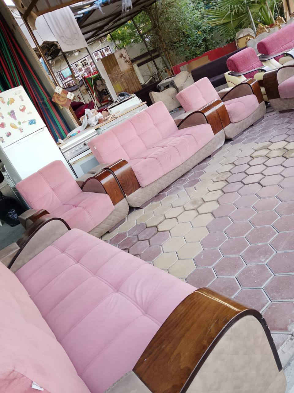 تخم تركي يتحول سرير ومخزن عشر مقاعد مستعمل نضيف السعر 325 العنوان العزيزيه منطقة باب  الحاره للمراسلة*********** يوجد واتساب وماسنجر وتوصيل بل الاجره
