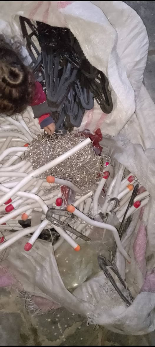 سلام عليكم كميه تعاليك بل ٣٠٠ تعالاكه و١١لعلبه نص جسم وسلاسل للبيع شلع بسعر البلاش ٧٥مكاني بغداد الكرخ الحريه رقم الهاتف وتساب ***********
