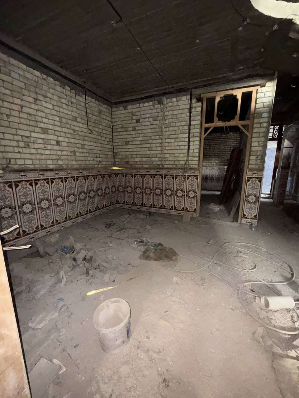 السلام عليكم …
دار للبيع المساحة 150m طابو صرف موقع الدار البلديات شارع 30 اليؤئن 

الطابق الاول يحتوي على استقبال +مطبخ +غرفة  +مناور عدد 2 +حمام خارجي وداخلي   + كراج +صالة + 

الطابق الثاني يحتوي على ثلاث غرف نوم + صالة + حمام عدد 2 

الطابق الثالث يحتوي على  بيتونه + سطح امامي وخلفي 

بناء الدار سنة 2023 درجة اولى من سيراميك رفت شتايكر لبخ 

شباك باب  كهرباء مجاري ماء كامل   يحتاج فقط ارضية وبياض 

للاسفسار الاتصال بالرقم ***********
