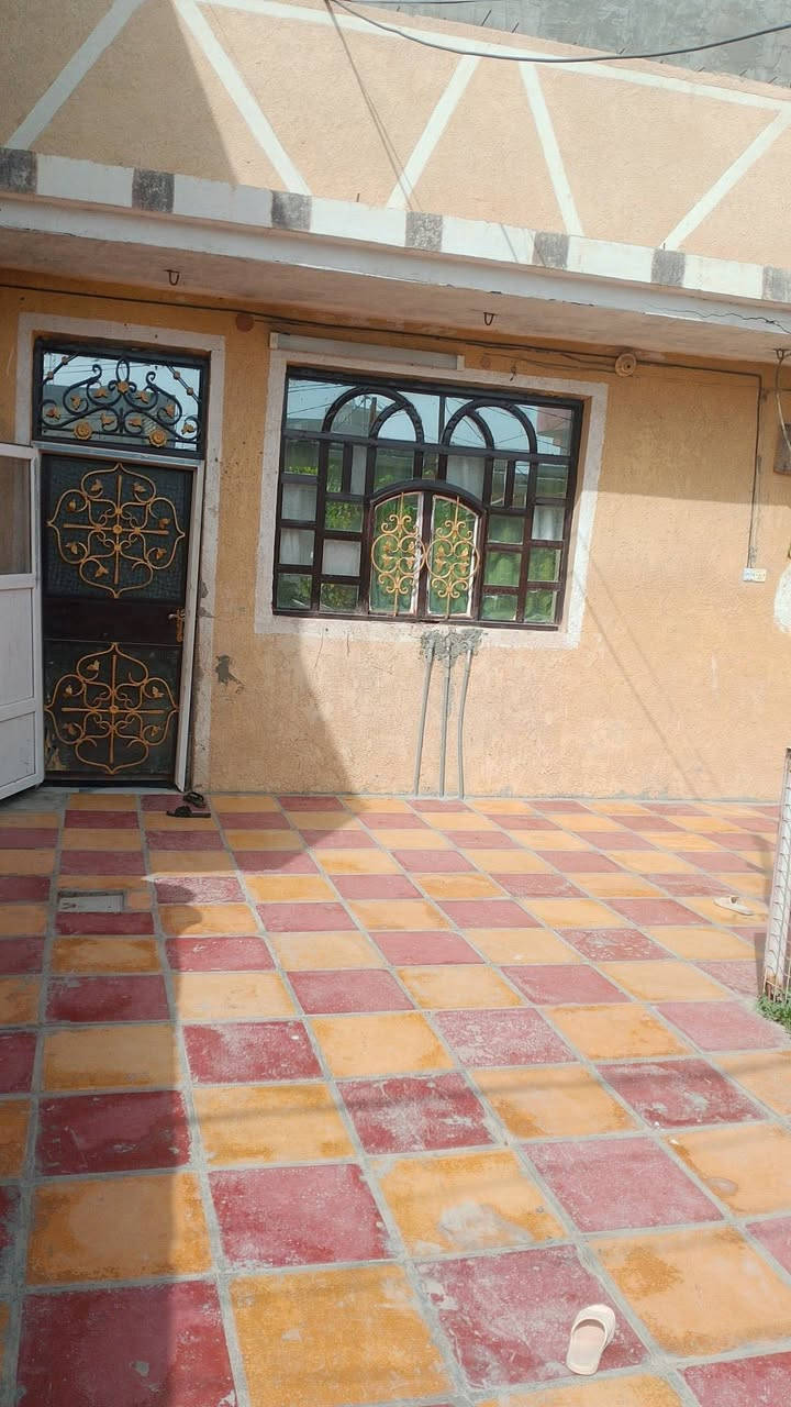 بيت للبيع المساحه 208طابو زراعي سند 25يحتوي على👈👈غرفتين نوم وكلدور وصاله ومطبخ وصحيات خارجيه وداخليه وكراج سياره وحديقه العنوان شارع 80مال كربلاء قرب القبه الذهبيه للاستفسار اكثر الاتصال على الرقم التالي ***********
