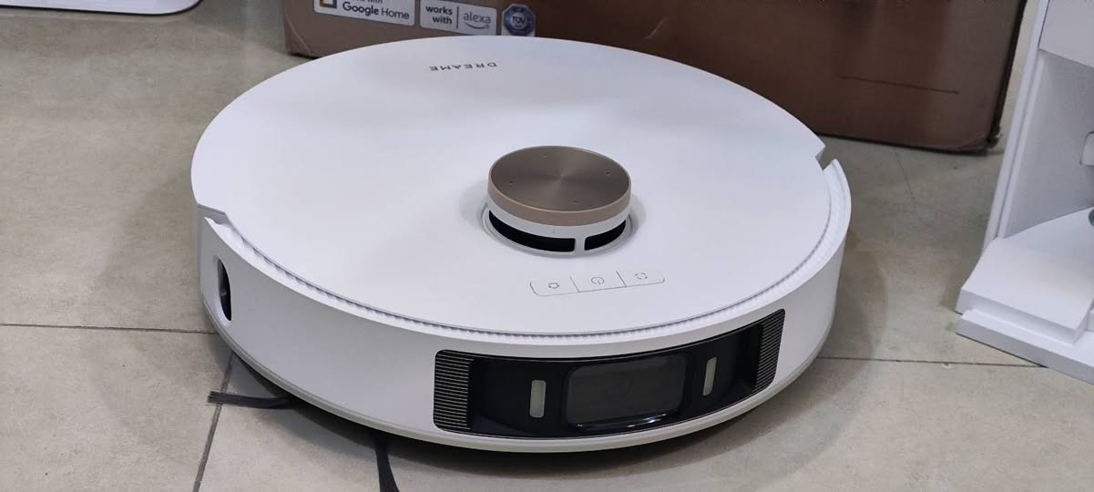 متوفر للبيع من دريمي L20 ultra
ضمان الفحص ومتوفرة الادوات والملحقات والصيانة والمواصفات والصور في الاسفل 👇

روبوت تنظيف الارضيات والسجاد دريميL20 Ultra يكنس ويمسح الارضيات ويرفع وصل المسح تلقائيا عند الصعود على السجاد وزيادة قوة شفطه

تنظيف فعال للمناطق المحيطة: تعمل وحدة MopExtend المبتكرة على توسيع نطاق المماسح تلقائيًا، مما يسمح لمكنسة الروبوت L20 Ultra المزودة بوظيفة المسح بالوصول إلى المناطق التي يصعب تنظيفها عادةً.

محطة آلية بالكامل: استمتع بتجربة تنظيف سهلة مع قاعدتنا التي تُؤتمت المهام اليومية. استمتع بأرضيات نظيفة ومنتعشة في منزلك بفضل ميزات مثل تفريغ خزان الاوساخ تلقائيًا، وغسل وتجفيف المماسح، وإعادة تعبئة خزان المياه، وغيرها الكثير.

قوة شفط 7000 باسكال: يوفر نظام شفط Vormax المتطور قوة شفط مذهلة تبلغ 7000 باسكال لأداء تنظيف فائق. بالإضافة إلى ذلك، تعمل الفرشاة المطاطية القابلة للرفع على فك تشابك الشعر بفعالية، مما يُسهّل إزالته.

رؤى مُحسّنة، أداء مُحسّن: يتعرف نظام الملاحة الذكي Pathfinder ونظام تجنب العوائق ثلاثي الأبعاد بالضوء المُهيكل على ما يصل إلى 55 نوعًا مختلفًا من الأشياء، مما يضمن تنظيفًا تلقائيًا مثاليًا.

تقنية إزالة المماسح المبتكرة: تتميز مكنسة الروبوت الكهربائية L20 Ultra بكشف متطور للسجاد بالموجات فوق الصوتية. عند ضبطه بشكل مناسب، يعود تلقائيًا إلى قاعدة الجهاز لإزالة الممسحات، مما يضمن بقاء السجاد نظيفًا وجافًا.


**إذا كنت صاحب هذا الإعلان وتريد حذفه لأي سبب، رجاءا أرسل رسالة إلى الدعم الفني**