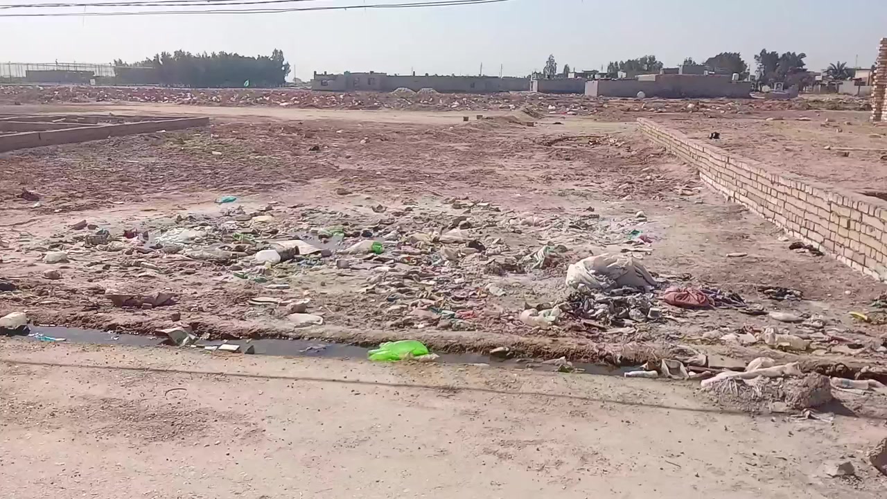 السلام عليكم القطعة البيع المساحة 300 متر التواصل والاستفسار يرجى الاتصال على هذا***********
