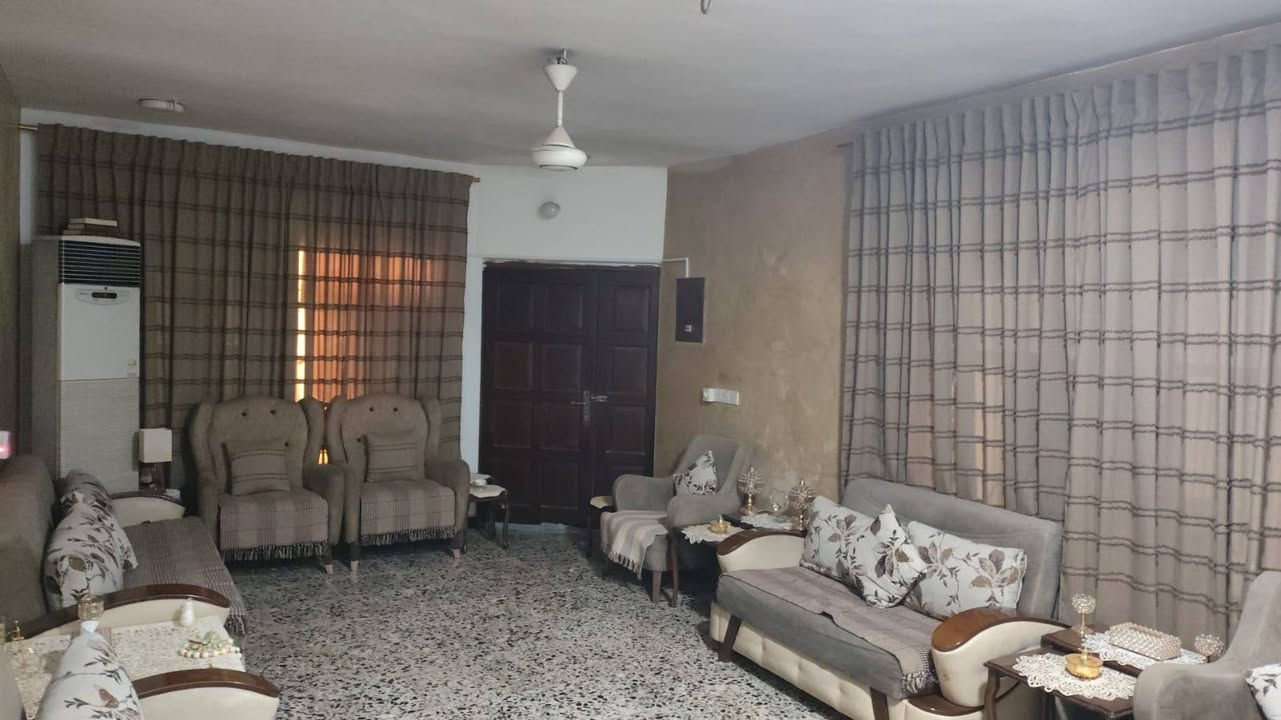 دار للبيع سند طابو صرف
المساحة ١٢٠م
الواجهه ٦م 
النزال ٢٠م 
يحتوي على غرف نوم عدد/٢ + حمام عدد/٢ + مطبخ + هول واستقبال + منور + الباب مدخلين

العنوان 
الدورة  - شرطة ابو طيارة 
للاستفسار الاتصال على الرقم  ***********
