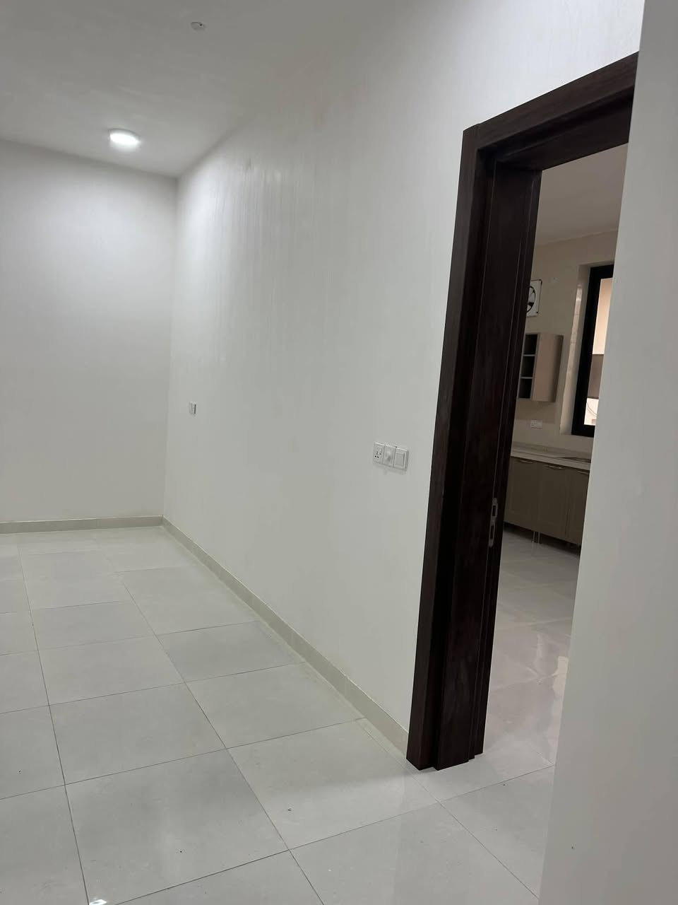 دار للبيع مساحه ٢٠٠ م طابو زراعي سند 25 طابقين اربع غرف نوم بناء حديث سنه ٢٠٢٦ غير مسكون العنوان حله السعر ١٧٥ قابل للتفاوض ورديه قرب سيد موسى للاستفسار الاتصال على الرقم *********** او٠٨٣٥٩٦٤٦٣٣ او مراجعه مكتب الرضا للعقار مقابل مجبس التمور أو مدرسه الطريق الى المئه
