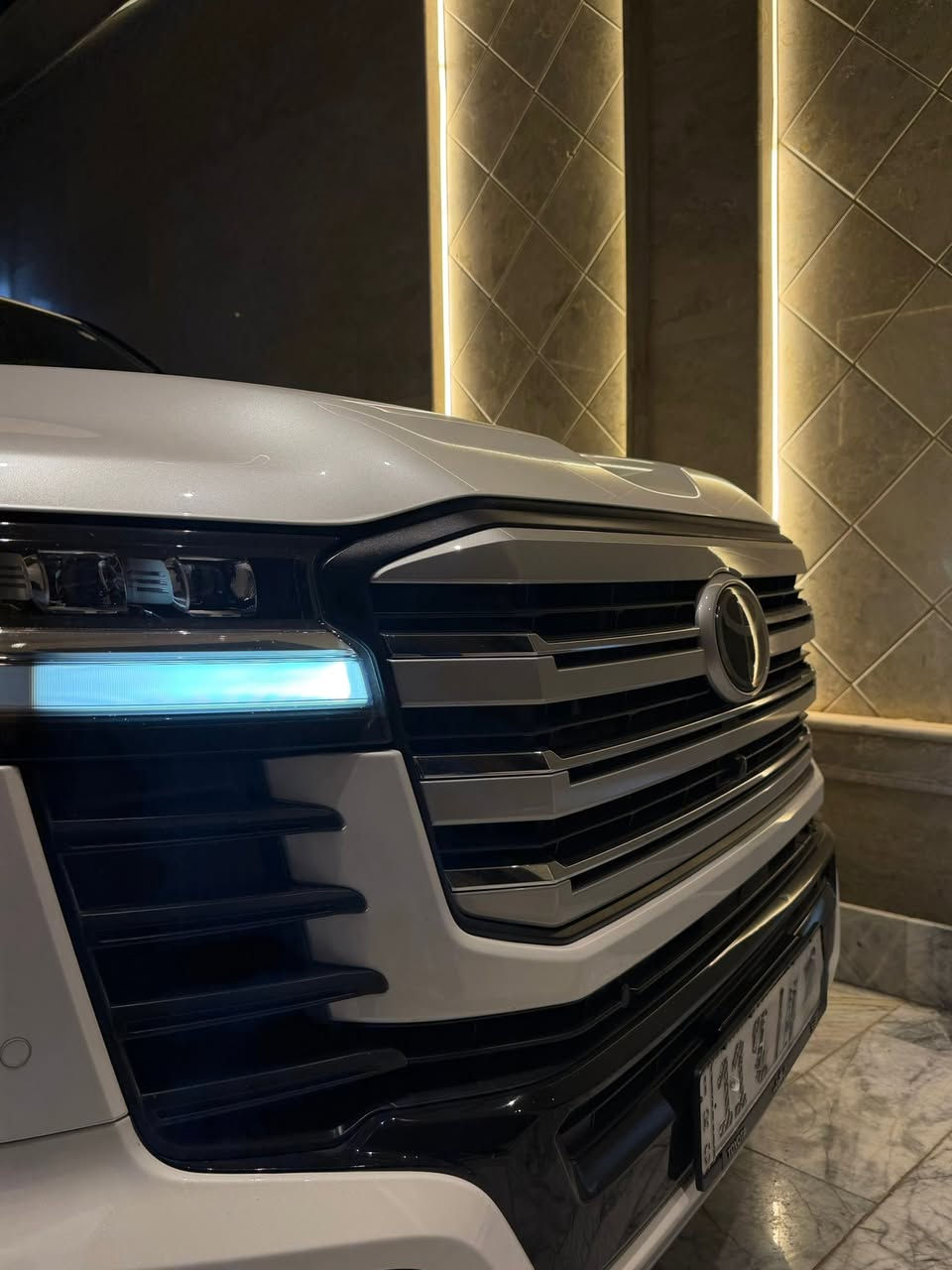 لاندكروزر  VXR هايبرد 2025 بغداد مغلفة ppf
* رقم بغداد 
* ⁠الفئة: VXR توين تيربو ابيض هايبرد 
* عرض على الزجاج (داتا شو)
* ⁠ابواب شفط ستيرن كهرباء
* ⁠صاج انارة داخلية 
* ⁠ماوس تحكم وضعيات القيادة (مود قيادة)
* 4 كامرات محيطية (360 درجة)اصلية
* ⁠داخل جلد (احمر واسود) داخل لكزز 
* محرك 6 سلند (3500 cc) توين تيربو
* ⁠دعاميات كت (لحاية) الجديدة 
* ⁠رادار امامي - رادار خلفي 
* ⁠رادار جانبي (نقطة عمياء) 
* ⁠تحديد مسار قيادة ذاتية 
* بصمة تشغيل بصمات ابواب عدد (5)
* ⁠سماعات تويتر (JpL) انارة داخلية 
* ⁠شاشة امامية كبيرة اصلية 
* ⁠شاشات خلفية عدد (2) 
* ⁠فتحة سقف (سلايت) 
* ⁠كرسي السايق ميموري (ذاكرة)
* ⁠الكراسي الامامية كهرباء 
* ⁠كراسي الامامية تبريد وتدفئة 
* ⁠الكراسي الخلفية تبريد تدفئة 
* ⁠كراسي (7) راكب كهرباء شاحن وايرليس
* ⁠ثلاجة وسطية جنطة كهرباء تبريد شاشة تحكم ستيرن 
* ⁠داخل صاج تشغيل عن بعد علامة لاندكروز الضوئية بالابواب
* حساس امامي خلفي لايت ثلاث عدسات 
* ⁠مري طي كهرباء مري جانبية نيكل 
* ⁠قبضات ابواب نيكب ترايش ابواب نيكل 
* عداد المسافة 12 الف كيلو
* العنوان :- بغداد 
* ⁠للاستفسار هـ(***********)
