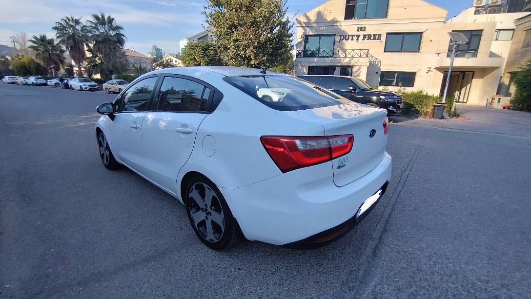 كيا ريو 2012  خليجي لون أبيض
مواصفات وسط
محرك ١٦٠٠ دوش
كير At 
تحكم ستيرن جهتين 
اشاير بالمري
مري شفط 
نظام Eco إقتصادي
كير مكينة تبريد كهربا كلو تمام
بيها قطعة صبغ نصف باب السائق
شوي بارد بالصفحة الثانية 
بدون دواخل 
موجود ورقة فحص سونار
تخم تواير نظيف
غرفة و فرش نظيف
رقم أربيل جديد
سنوية 2027
فحص و هزة ناجح 97% جديد 2026
السعر 94 بيها مجال شوي
السيارة جاهزة و تحويل تاني يوم

الشراي يتصل او واتس ***********
0️⃣7️⃣7️⃣7️⃣7️⃣4️⃣1️⃣3️⃣7️⃣5️⃣4️⃣
العنوان أربيل 
مكلف بالنشر أربيل, العراق
