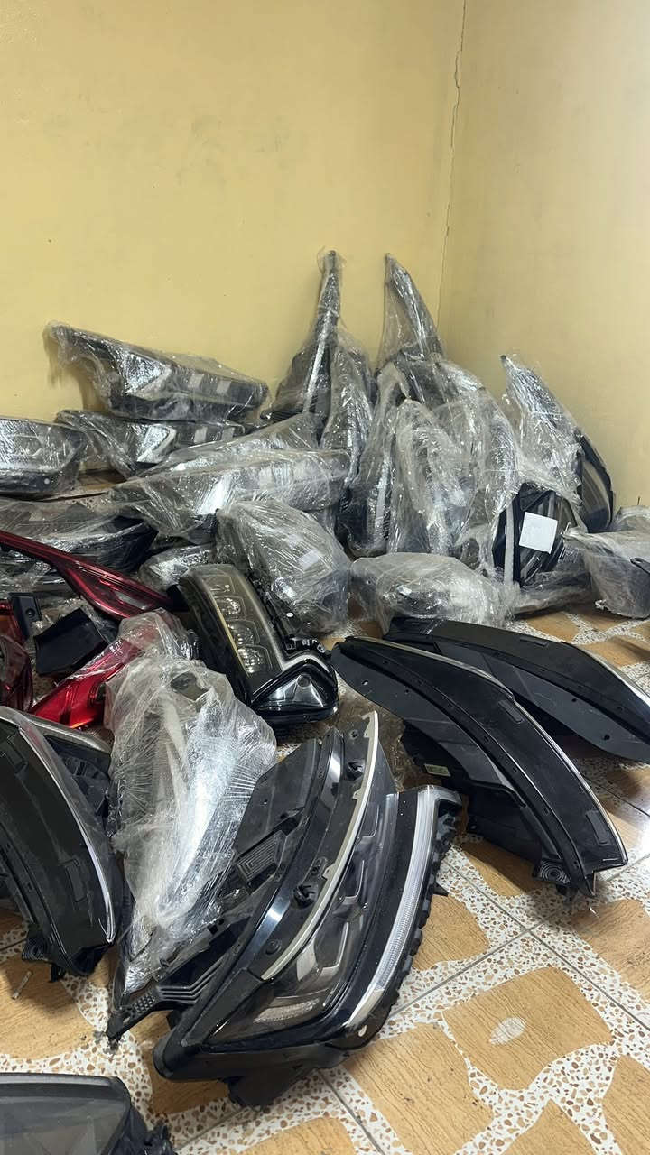 متوفر لايتات كوري فقط  عام  
كي فايف 25 -22
سورنتو 22 -23-24
كرنفال 24-25
النترا 25–24-23-22-21-20
سبورتج من 22-25
K7 20-22
 جملة فقط 
***********
