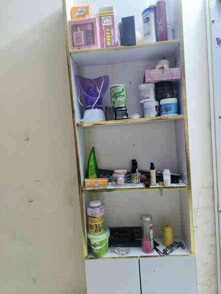 صالون للبيع كامل مع المواد مع لافتة بسعر مناسب جدا
بعض مواد مطلعن بتصوير 
3  مليون قفل
مجهز فقط يحتاج محل مكان جديد 
مكتن بغداد الزعفرانية رقم تواصل فقط  وتساب وتصال ***********  📞☎
