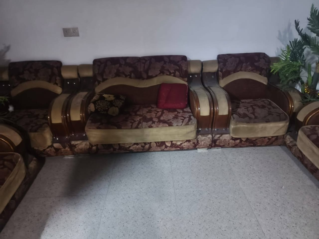 سلام عليكم غراض للبيع التخم الاحمر ب300 وبي مجال والتخم الابيض ب 250 وبي مجال وميز المرايه ب 60 وبي مجال قليل والثانيه لايحه حرك قليل ب35 وبيهه مجال قليل للاستفاسار خاص او ***********
