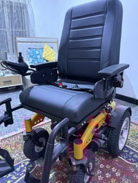 كرسي كهربائي جديد للبيع مع شاحن جديد لم يستعمل ابداً سعر 600الف وقابل ...
