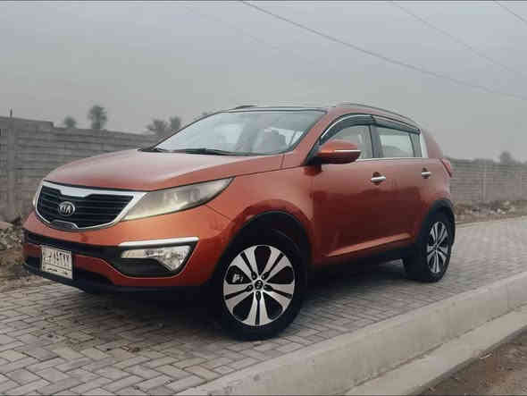 سيارة للبيع:
[كيا سبورتج خليجي - Kia Sportage]

▫️المواصفات:
• الموديل: 2014
• المحرك: 2400-DOHC
• الكير: Automatic 6-Speed
• اللون: Orange Fusian (RNG)
•النظام: نظام دفع أمامي (FWD)
•فول مواصفات عدا البصمة
•سفف بانورامي قطعتين
•سلايد روف 
•داخل جلد 
•كاميرا خلفية
•شاشة 
•تحكم ستيرن جهتين
•مري جانبية شفط
•مري جانبية أشارة
•مثبت سرعة
•حساس خلفي
•تبريد بيانو - قطعتين 
•منظومة زنون
•مانع انزلاق 
 •نظام صوتي AM/FM مع 6 سماعات Bluetooth
•منفذ USB في الامام والخلف والجنطة ومنفذ AUX
•مقابض الابواب وتفاصيل اخرى (كروم)
•العجلات (ويل كب) حتى السبير 

▫️ ملاحظات أضافية:
•محرك مكفول
•كير مكفول
•سيارة عليها ادامة كاملة
•التبريد والتدفئة فول 
•قطعة واحدة بارد + صبغ - الباب الامامي الايمن جنب السائق 

▫️ السعر المطلوب:
[158] 

▫️الموقع📍:
[بغداد-الزعفرانية]

▫️للاستفسار والتواصل📞: 
0772 258 0918
