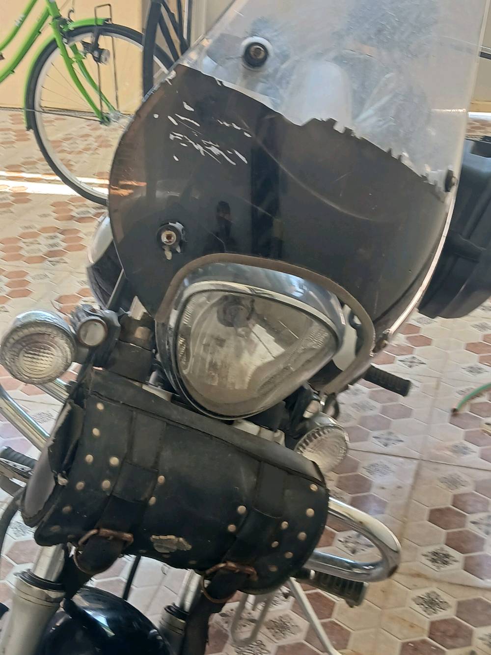 دراجة هارلي افنجر كروس صناعة هندية لون اسود دراجة مابيهة شي دراجة مثل الورد شغالة مكينة تايرات ويلات ما بيهن شي كل شي مابيه سعره 13 ورقة الشراي ما يكاسر بالسعر  للاتصال ***********