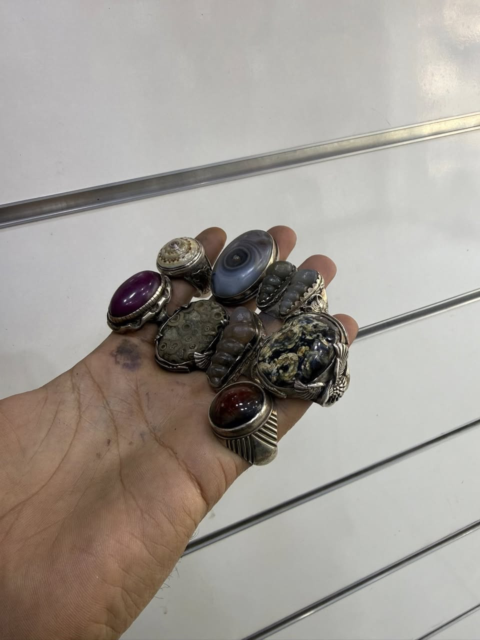 السلام عليكم محابس فضه 925 كل واحد وسعره صياغه عراقيه الي ميعرف ب اسعارهن يعبرهن جزاكم الله خير اخوتي 
عنواني بغداد التراث قرب تقاطع درويش *********** 
توصيل ماعندي
