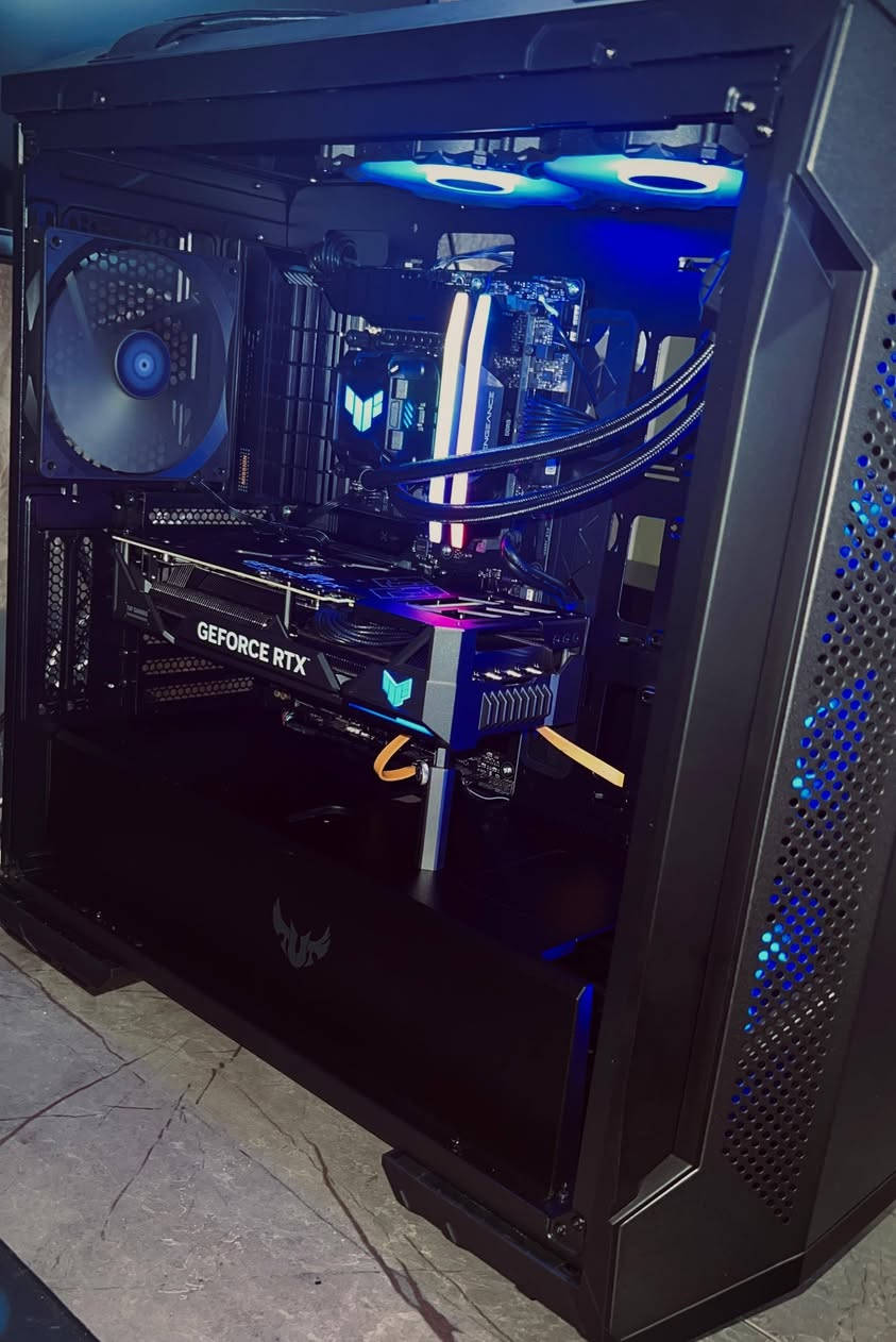 السلام عليكم 
تجميعة كاملة للبيع 
 (المواصفات الكيس)
Gpu : asus tuf gaming 4070 ti super 
Cpu : i7 13700k 
Motherboard :Asus tuf gaming  B-760 plus wi fi 
Ram : corsair vengeance ddr5 6400 
Cooler : Asus tuf gaming lc II 240 water cooler
Power supply: Asus tuf gaming 750 gold full moduler 
Case : Asus tuf gaming gt501 
Ssd : crucial 1tb m.2 7300mb/s 
(الاكسسورات)
Ups : online ups 2kv 
Monitor : Asus tuf gaming vg 27inch 2k 180hz ips 
Mouse : razer viper v3 pro 54g 
Keyboard : attack shark x68 he hall effect magnetic 
Headphone : hyper x cloud alpha s 
Mouspad : hyper x
  
السعر 3 ملايين و 250 الف

وبيها مجال بسيط
مكاني بغداد حي اور ال 600

يوجد توصيل لكل محافظات العراق 

يرجى التواصل عبر الرقم الاتي
***********
